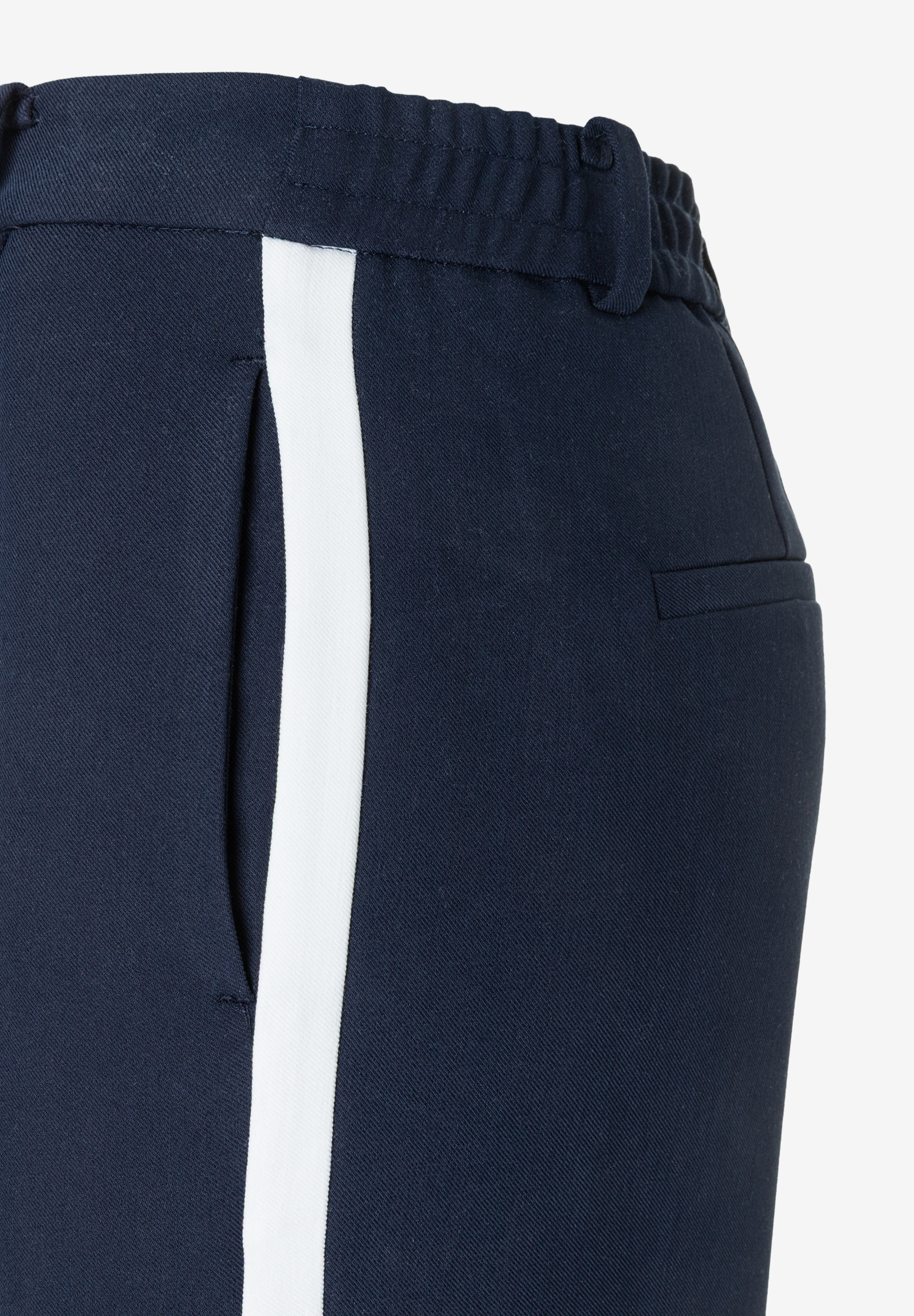 Detailaufnahme einer MORE & MORE Hose, dunkelblau mit weißem Seitenstreifen, Webware und fließend-angenehmer Tragekomfort. Detailaufnahme einer MORE & MORE Hose, dunkelblau mit weißem Seitenstreifen, Webware und fließend-angenehmer Tragekomfort.