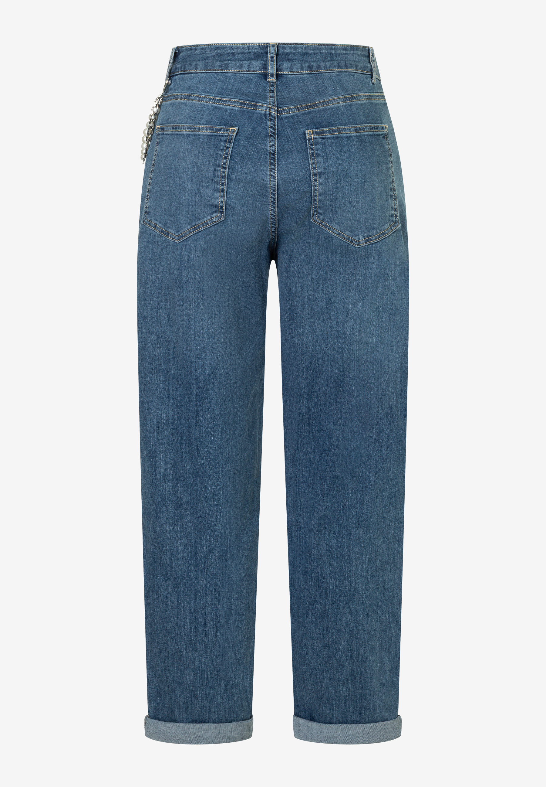 MORE & MORE Jeans in Dunkelblau mit aufgerollten Säumen und einer Perlenkette an der linken Tasche. MORE & MORE Jeans in Dunkelblau mit aufgerollten Säumen und einer Perlenkette an der linken Tasche.