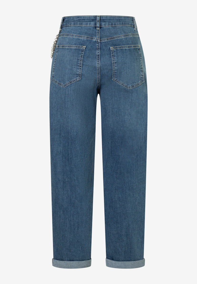 MORE & MORE Jeans in Dunkelblau mit aufgerollten Säumen und einer Perlenkette an der linken Tasche. MORE & MORE Jeans in Dunkelblau mit aufgerollten Säumen und einer Perlenkette an der linken Tasche.