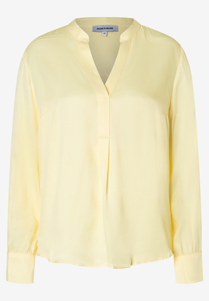 Eine hellgelbe Bluse von MORE & MORE mit V-Ausschnitt und langen Ärmeln. Eine hellgelbe Bluse von MORE & MORE mit V-Ausschnitt und langen Ärmeln.