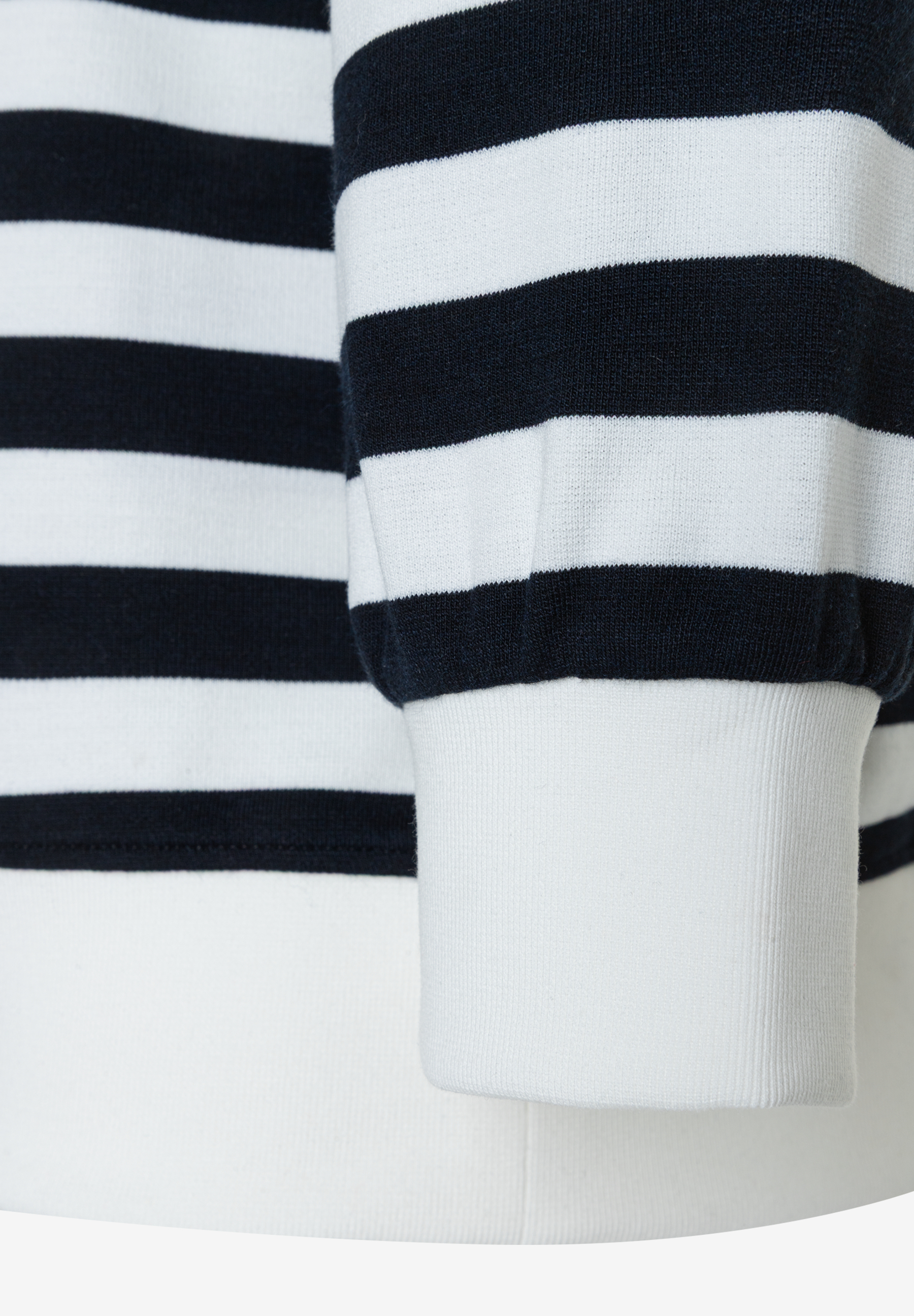 Detailansicht eines blau-weiß gestreiften MORE & MORE Sweatshirts mit angenehmem Tragekomfort. Detailansicht eines blau-weiß gestreiften MORE & MORE Sweatshirts mit angenehmem Tragekomfort.