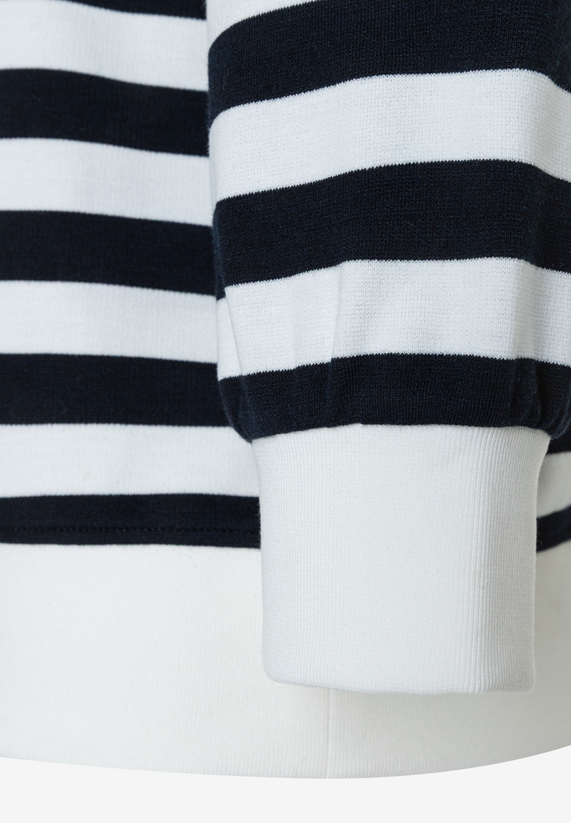 Detailansicht eines blau-weiß gestreiften MORE & MORE Sweatshirts mit angenehmem Tragekomfort. Detailansicht eines blau-weiß gestreiften MORE & MORE Sweatshirts mit angenehmem Tragekomfort.