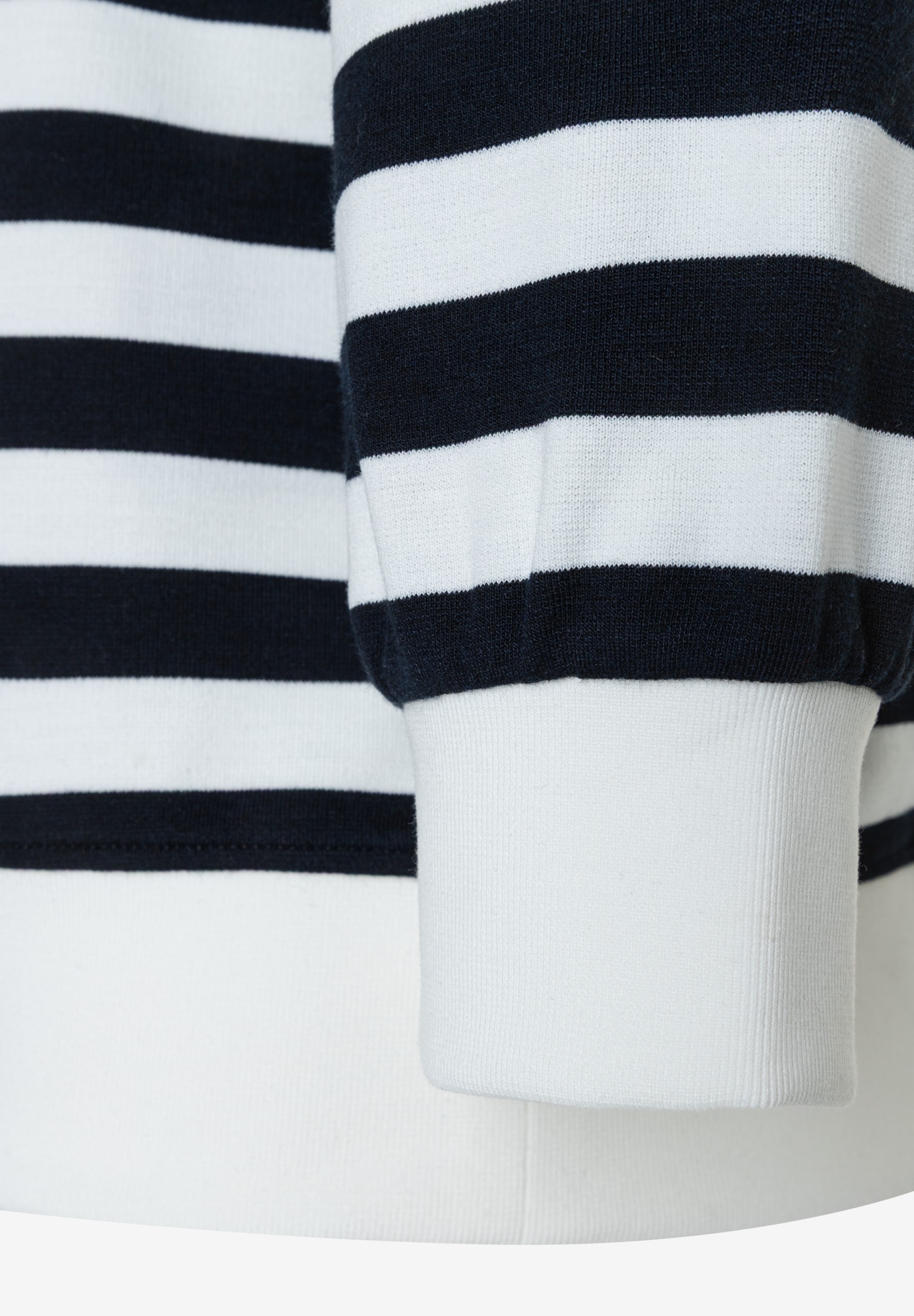 Detailansicht eines blau-weiß gestreiften MORE & MORE Sweatshirts mit angenehmem Tragekomfort. Detailansicht eines blau-weiß gestreiften MORE & MORE Sweatshirts mit angenehmem Tragekomfort.
