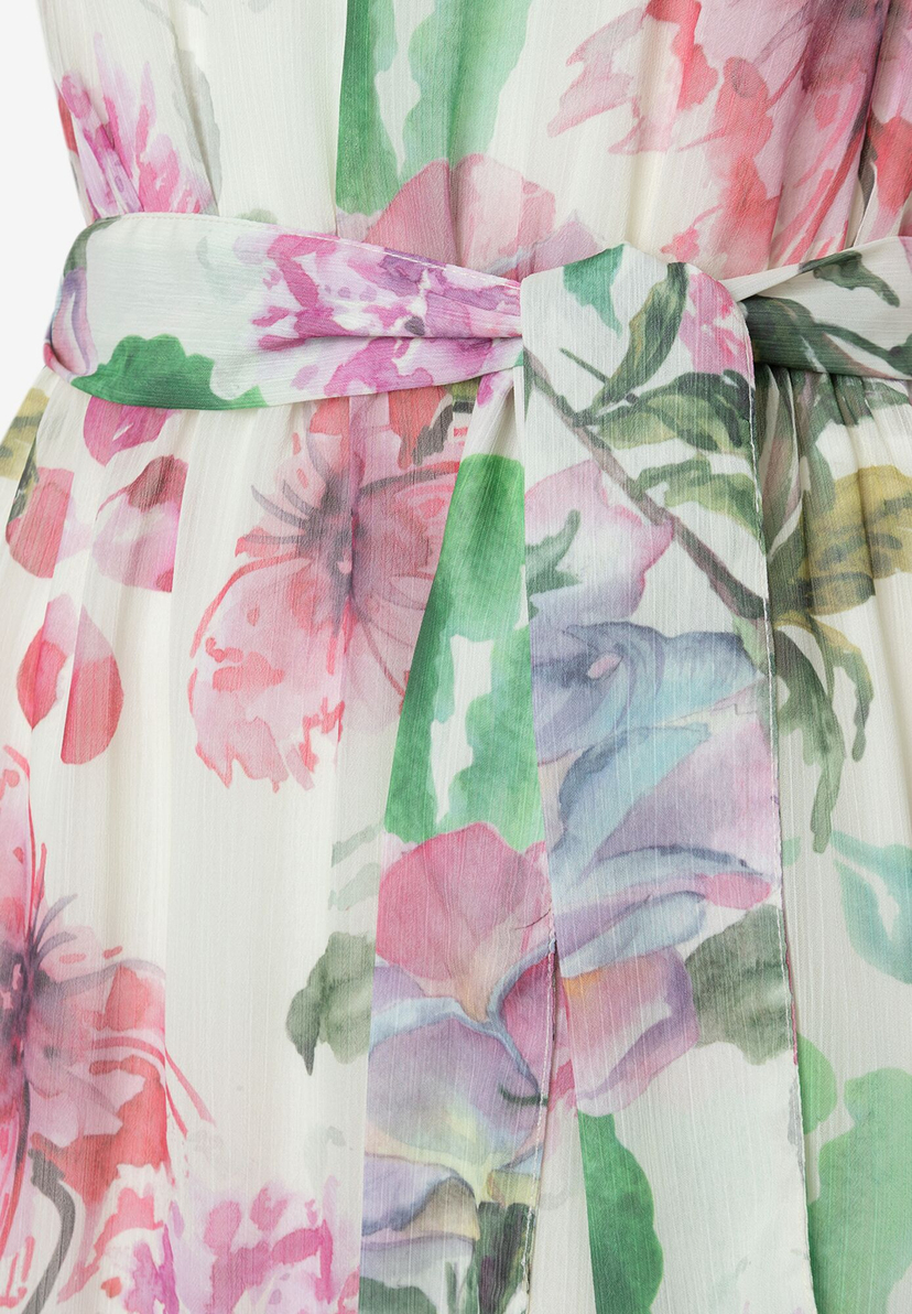 Detailaufnahme eines Oberteils von MORE & MORE mit Chiffon und floralem Muster. Detailaufnahme eines Oberteils von MORE & MORE mit Chiffon und floralem Muster.