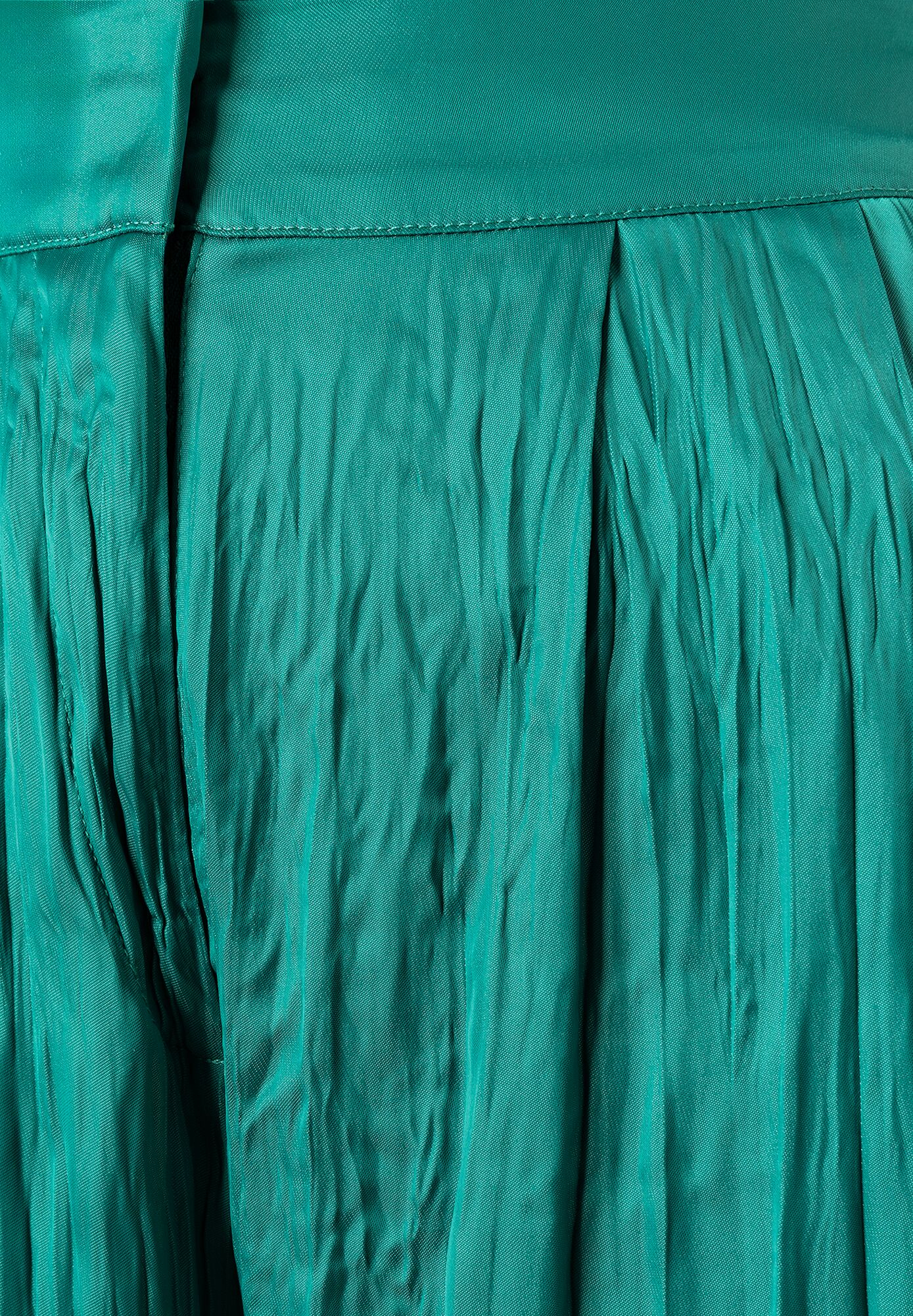 Detailaufnahme einer grünen Hose der Marke MORE & MORE mit Faltenwurf. Detailaufnahme einer grünen Hose der Marke MORE & MORE mit Faltenwurf.