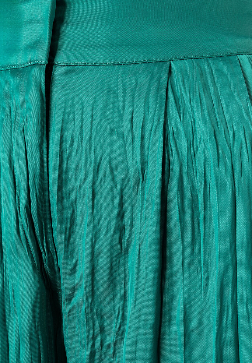 Detailaufnahme einer grünen Hose der Marke MORE & MORE mit Faltenwurf. Detailaufnahme einer grünen Hose der Marke MORE & MORE mit Faltenwurf.