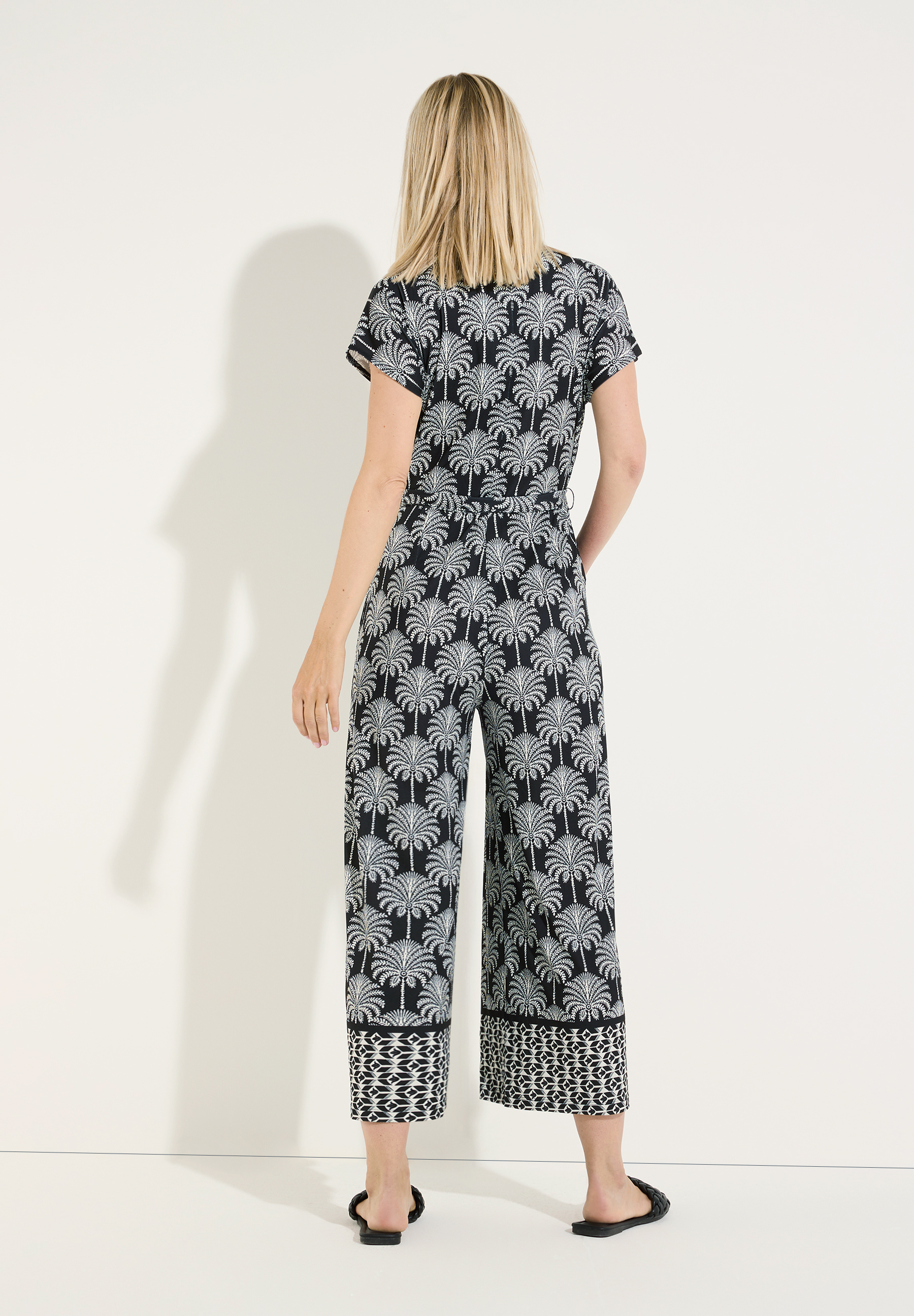 MORE & MORE Jumpsuit mit Palmenmuster und Ethno-Bordüre, aus Jersey, im Rückenansicht, angenehmer Tragekomfort MORE & MORE Jumpsuit mit Palmenmuster und Ethno-Bordüre, aus Jersey, im Rückenansicht, angenehmer Tragekomfort