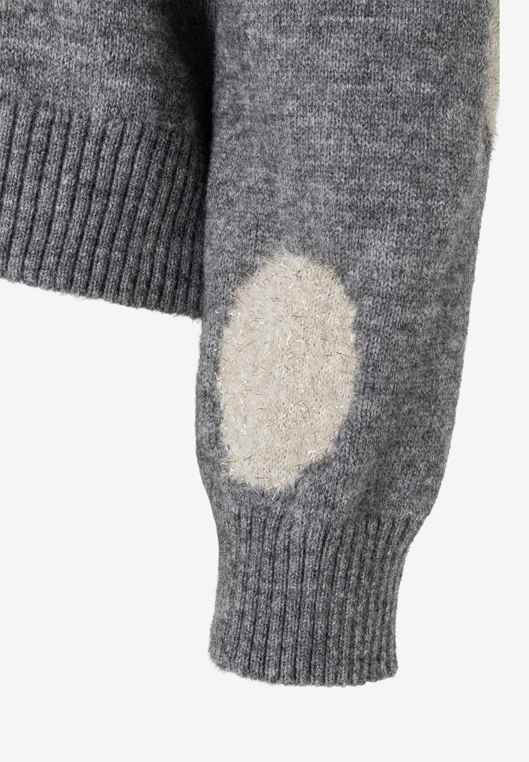 MORE & MORE Pullover: Graues Oberteil mit gerippten Bündchen und einem glitzernden Ellbogenpatch, Nahaufnahme.