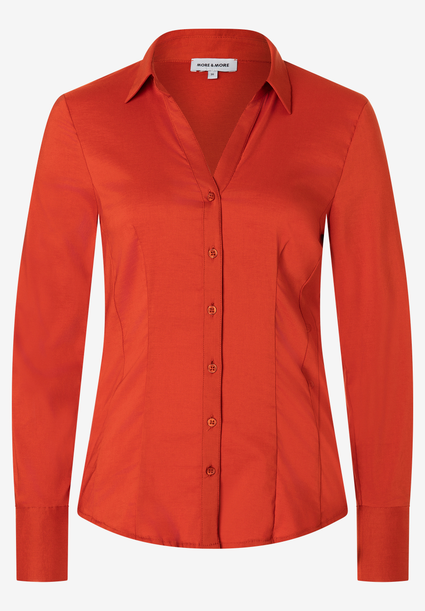 Eine rote Bluse von MORE & MORE mit Knöpfen und langen Ärmeln. Eine rote Bluse von MORE & MORE mit Knöpfen und langen Ärmeln.