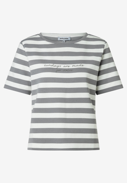 Ein gestreiftes MORE & MORE T-Shirt mit kurzem Arm und Rundhalsausschnitt liegt vor einem weißen Hintergrund.