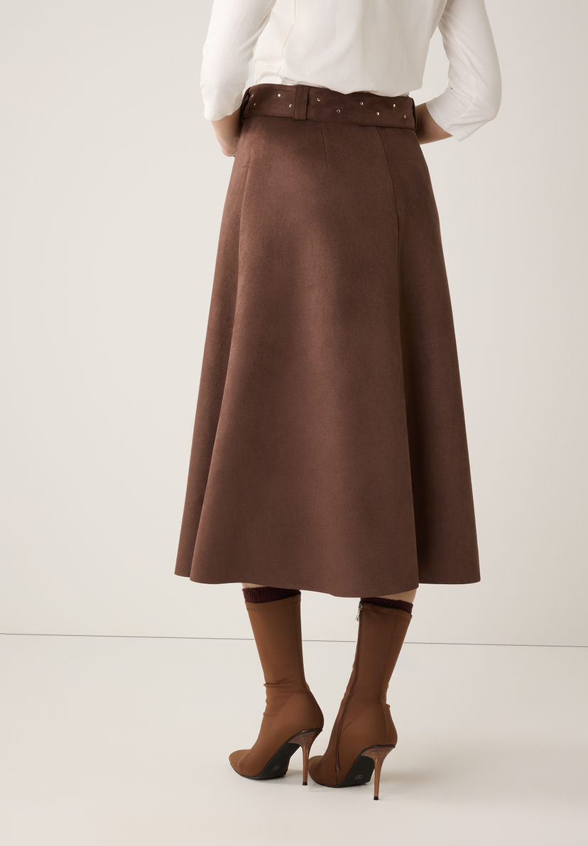 Ein MORE & MORE Rock in Braun, A-Linie, knielang, mit Gürtel. Dazu passende Stiefel und Socken. Ein MORE & MORE Rock in Braun, A-Linie, knielang, mit Gürtel. Dazu passende Stiefel und Socken.