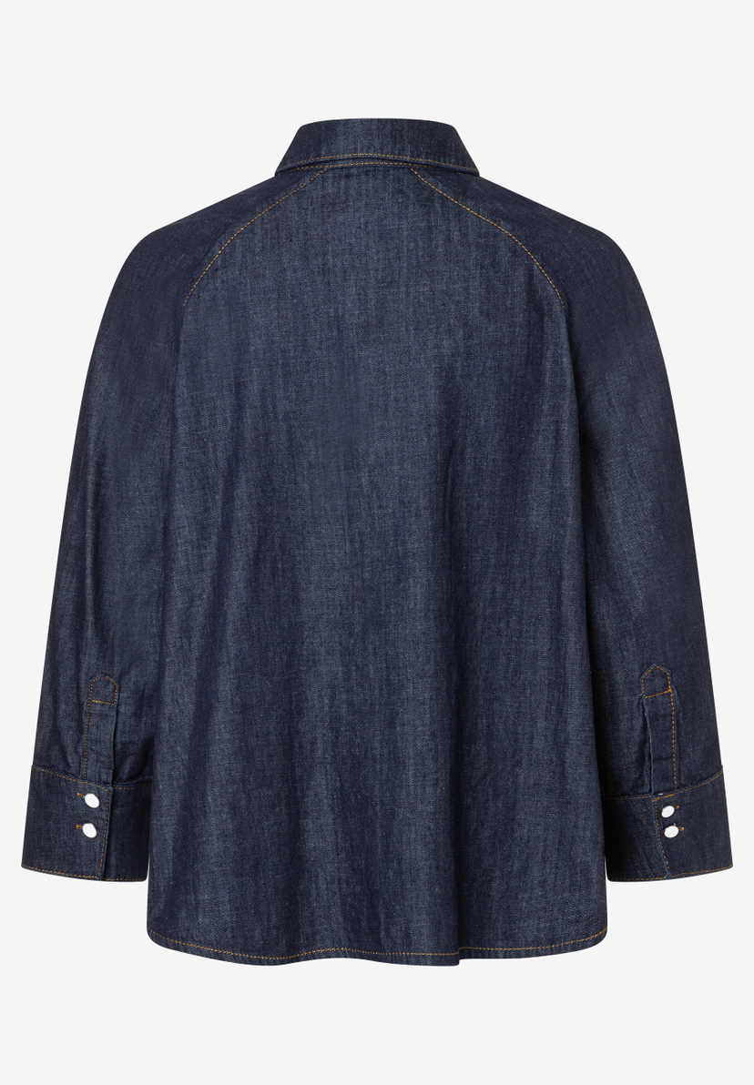 Die Rückansicht einer dunkelblauen MORE & MORE Bluse mit Kragen und langen Ärmeln. Die Rückansicht einer dunkelblauen MORE & MORE Bluse mit Kragen und langen Ärmeln.