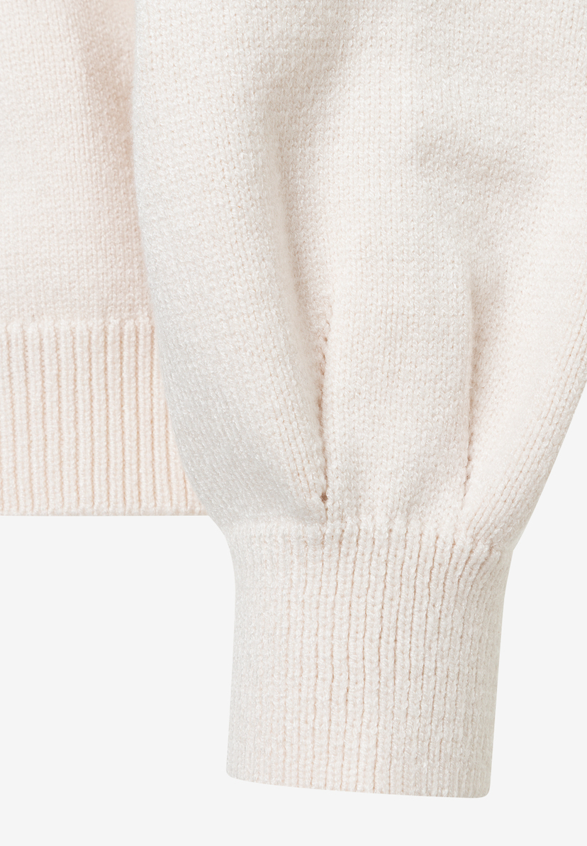MORE & MORE Pullover: Detailaufnahme eines cremefarbenen Strickpullovers mit breiten Rippbündchen an den Ärmeln.
