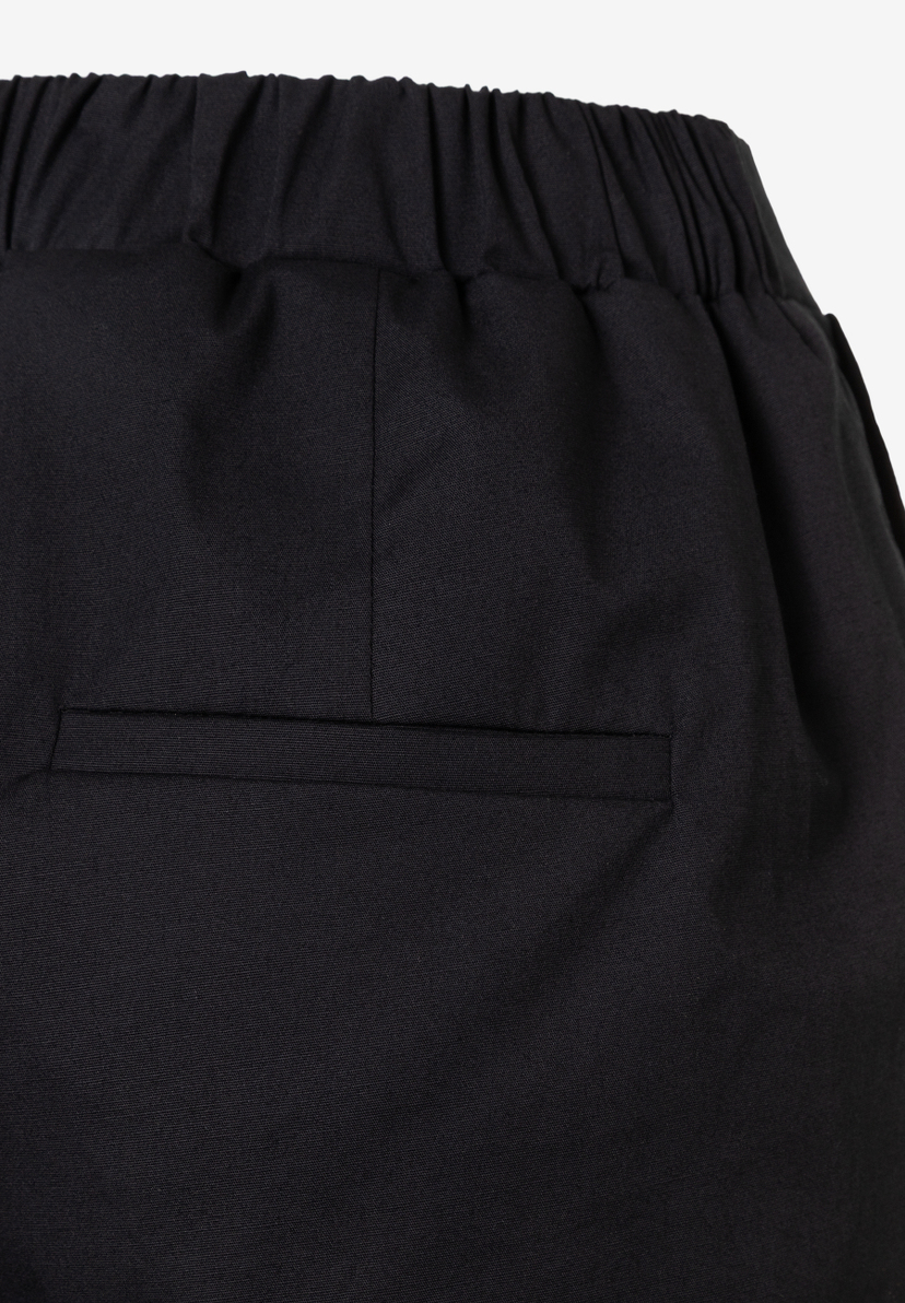 Detailaufnahme von MORE & MORE Webware-Hose, schwarz, mit elastischem Bund und Gesäßtasche. Detailaufnahme von MORE & MORE Webware-Hose, schwarz, mit elastischem Bund und Gesäßtasche.