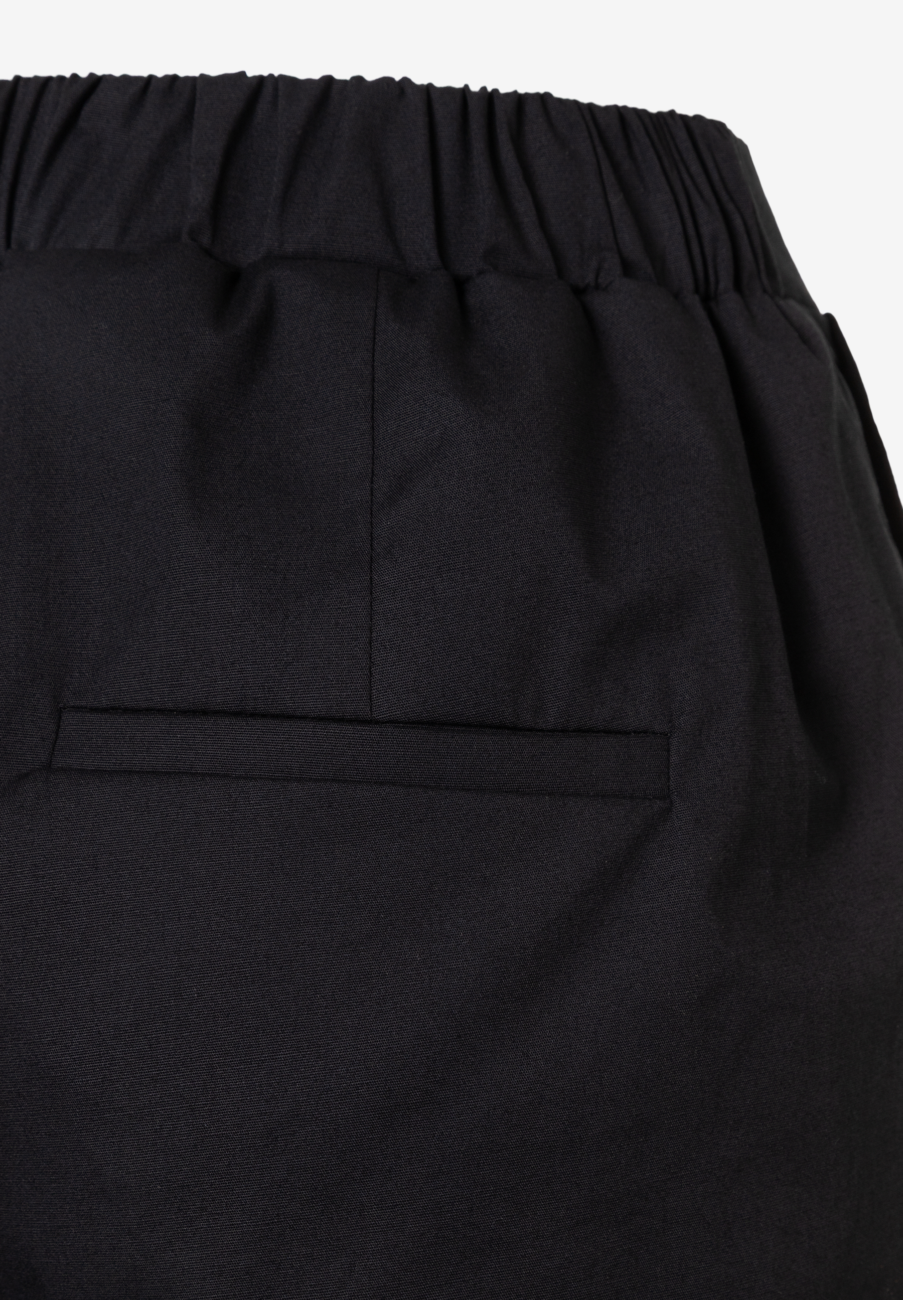 Detailaufnahme von MORE & MORE Webware-Hose, schwarz, mit elastischem Bund und Gesäßtasche. Detailaufnahme von MORE & MORE Webware-Hose, schwarz, mit elastischem Bund und Gesäßtasche.