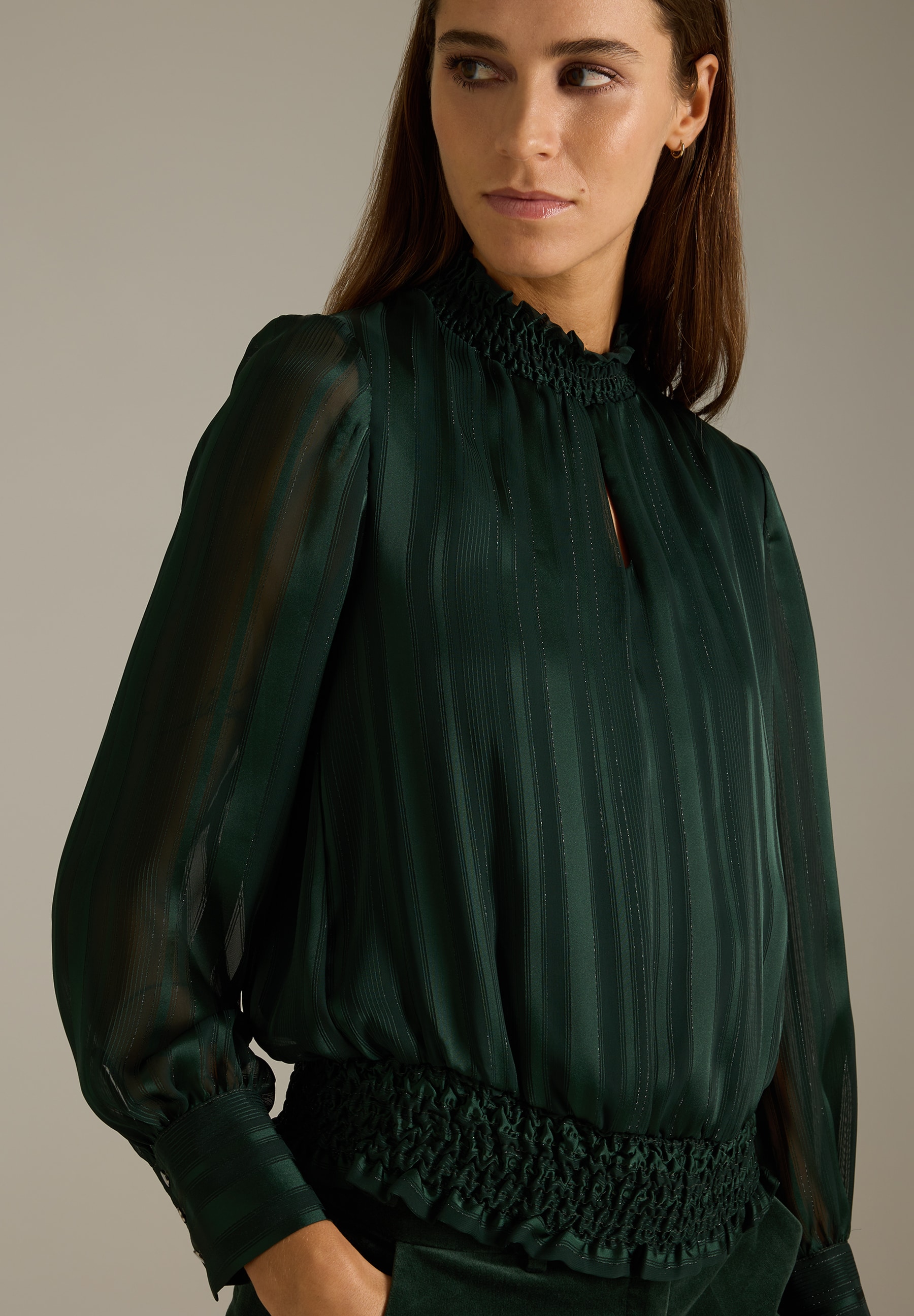 MORE & MORE Oberteil: Elegante grüne Bluse mit zartem Streifenmuster, hochgeschlossenem Kragen & geraffter Taille