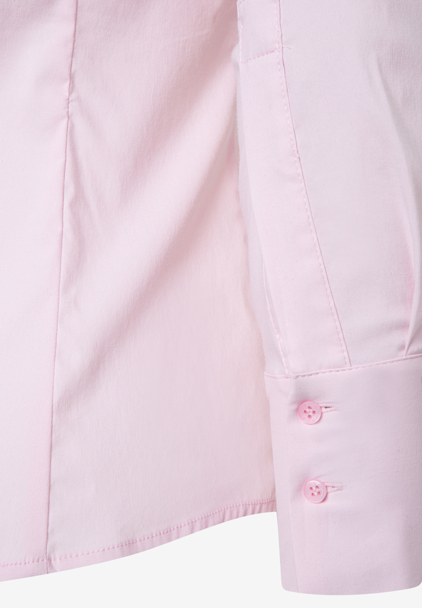 Nahaufnahme einer zartrosa MORE & MORE Bluse aus Baumwollmischung mit Stretch und zwei Knöpfen am Ärmel. Nahaufnahme einer zartrosa MORE & MORE Bluse aus Baumwollmischung mit Stretch und zwei Knöpfen am Ärmel.