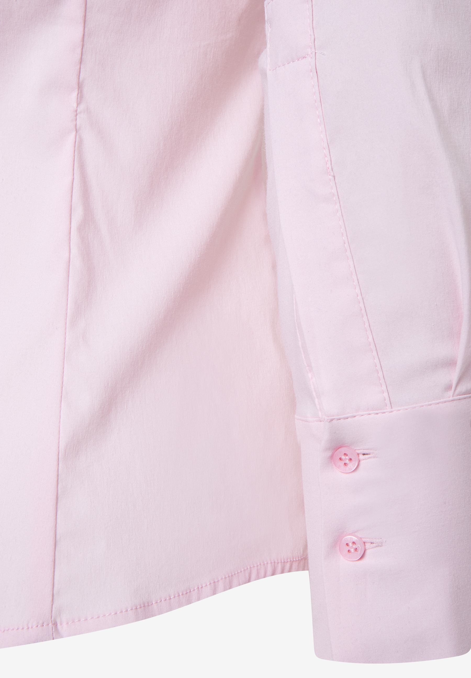 Nahaufnahme einer zartrosa MORE & MORE Bluse aus Baumwollmischung mit Stretch und zwei Knöpfen am Ärmel. Nahaufnahme einer zartrosa MORE & MORE Bluse aus Baumwollmischung mit Stretch und zwei Knöpfen am Ärmel.