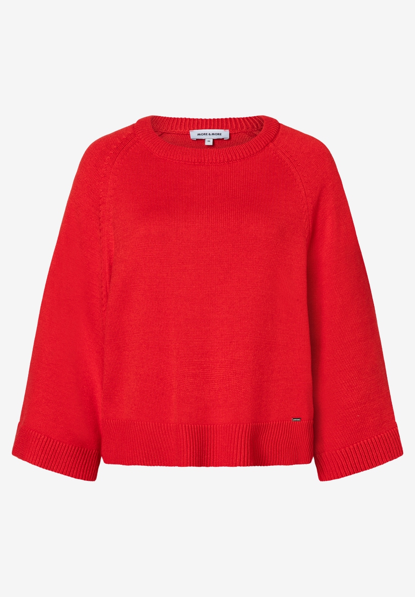 Ein roter Strickpullover von MORE & MORE mit Raglanärmeln liegt auf einem weißen Untergrund. Ein roter Strickpullover von MORE & MORE mit Raglanärmeln liegt auf einem weißen Untergrund.