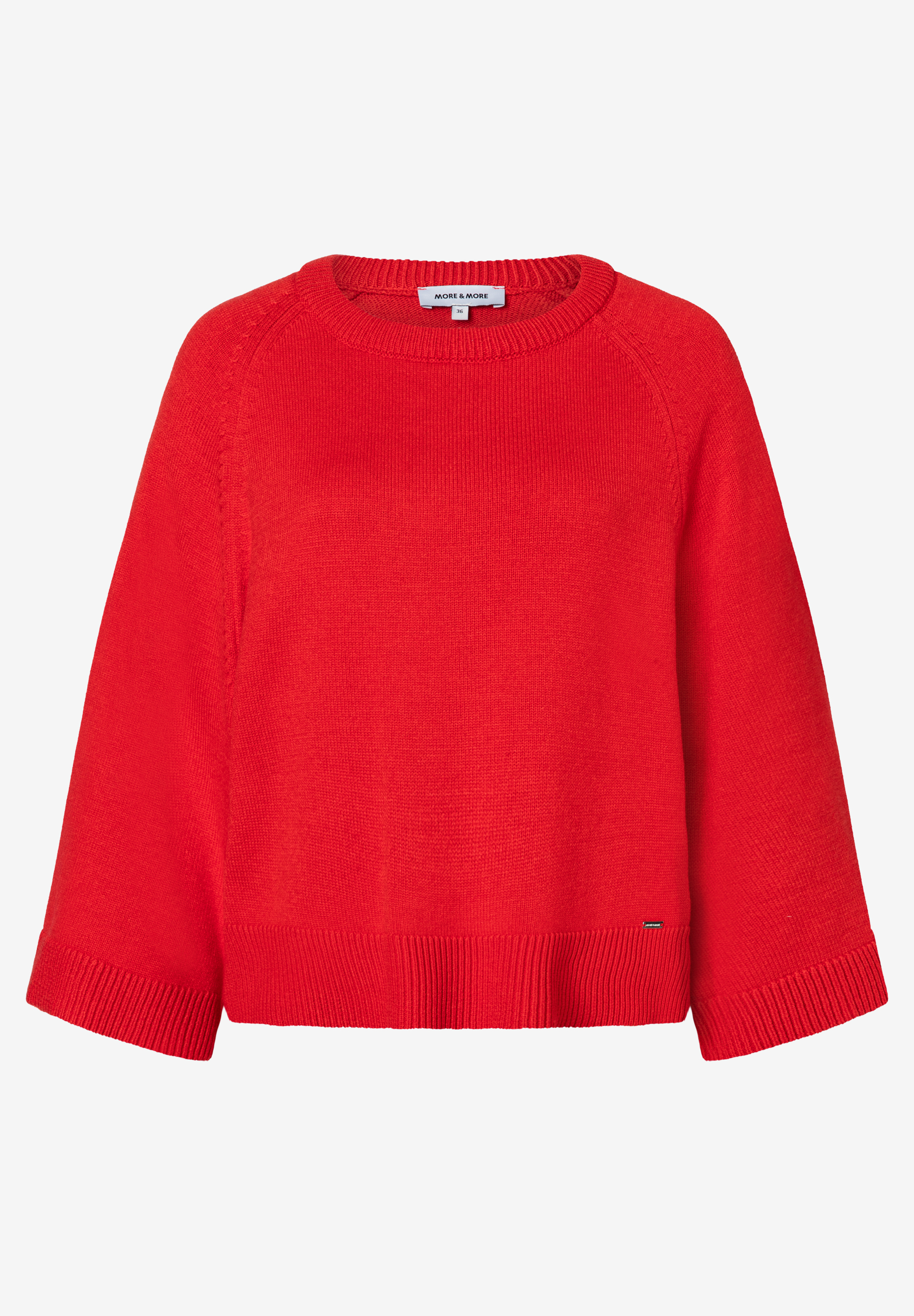 Ein roter Strickpullover von MORE & MORE mit Raglanärmeln liegt auf einem weißen Untergrund. Ein roter Strickpullover von MORE & MORE mit Raglanärmeln liegt auf einem weißen Untergrund.