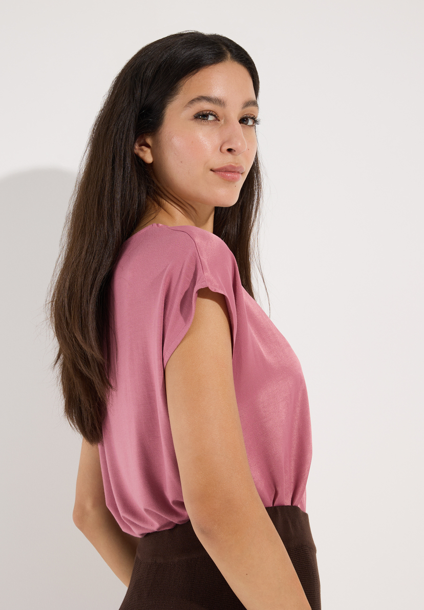 MORE & MORE Satin-Jersey Oberteil in Pink, von hinten links fotografiert. Das Modell blickt über ihre rechte Schulter. MORE & MORE Satin-Jersey Oberteil in Pink, von hinten links fotografiert. Das Modell blickt über ihre rechte Schulter.