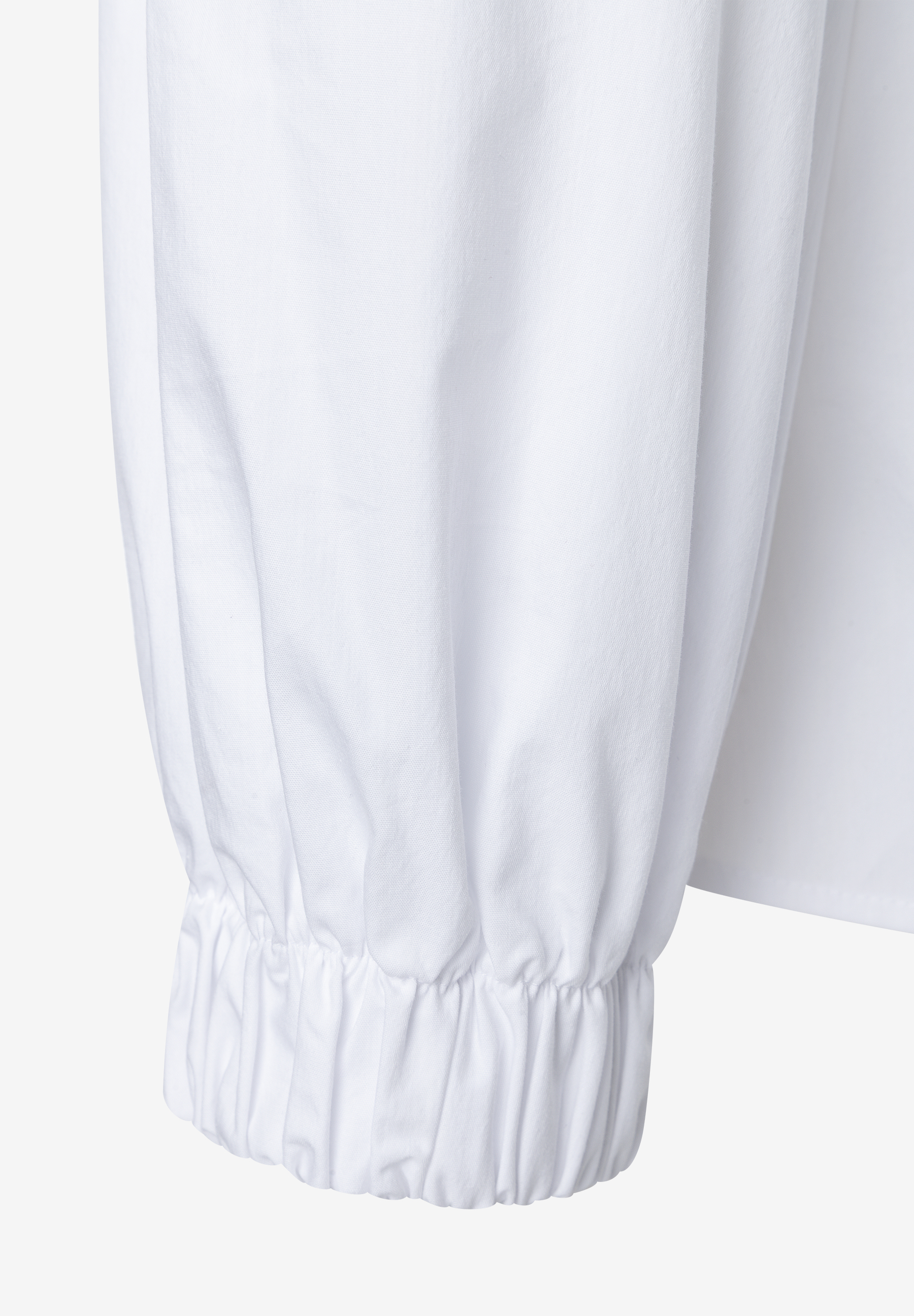 MORE & MORE Bluse, Detailansicht des Ärmelendes mit Gummizug, weiße Baumwolle, leichter Faltenwurf.