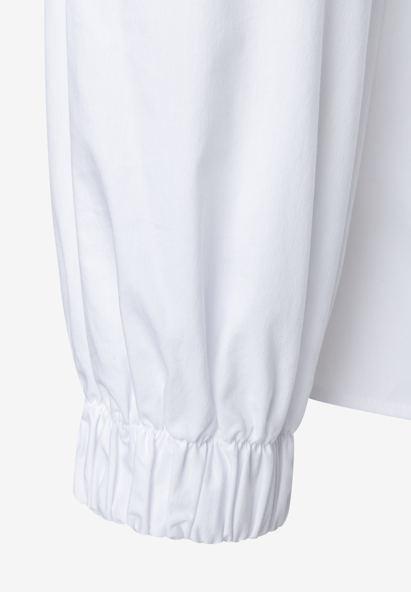 MORE & MORE Bluse, Detailansicht des Ärmelendes mit Gummizug, weiße Baumwolle, leichter Faltenwurf.