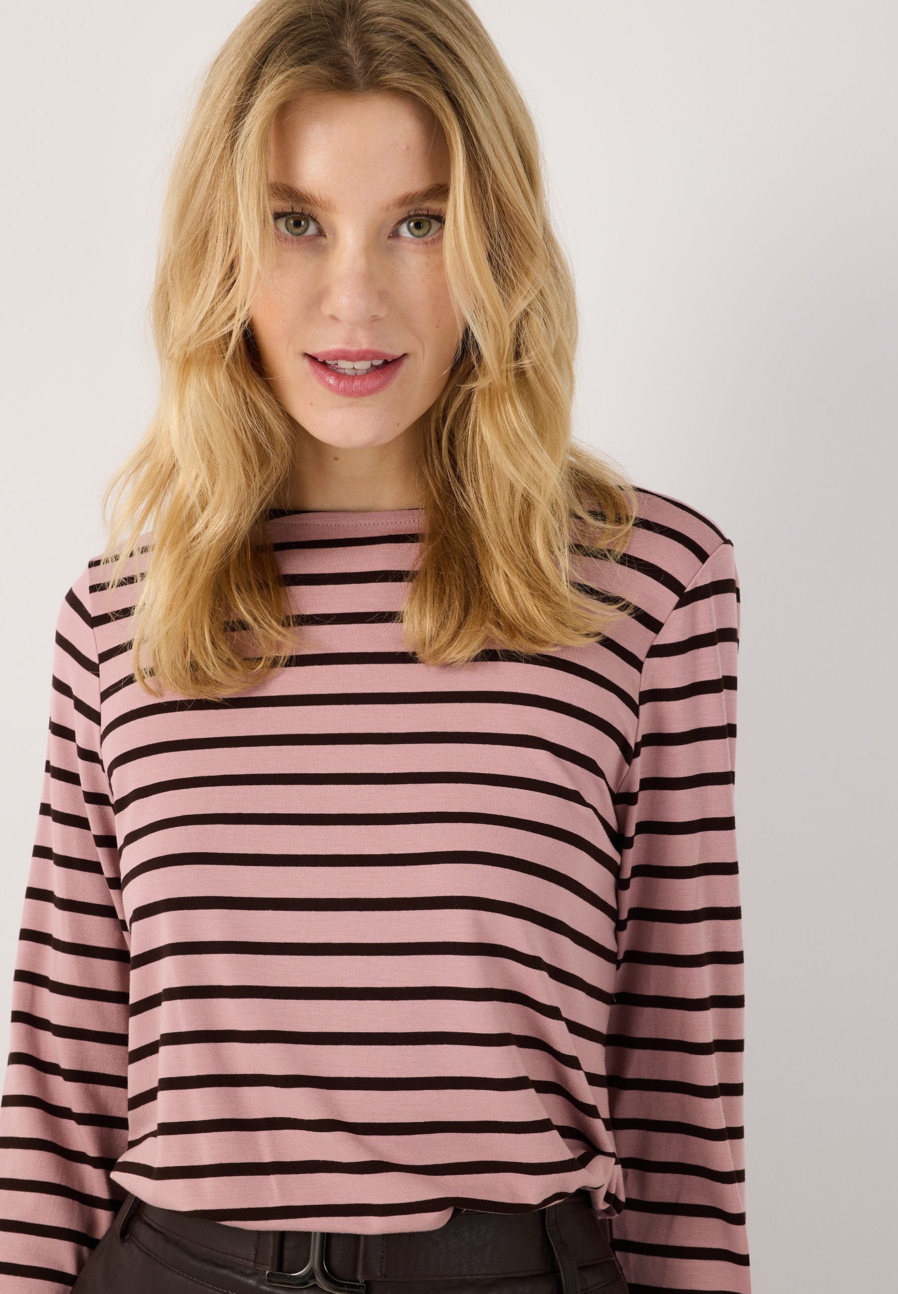 MORE & MORE Langarmshirt aus Jersey in Rosa-Schwarz gestreift für Damen, Modell 23075837, bietet angenehmen Tragekomfort.