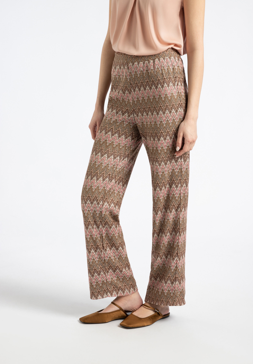 Eine Person mit einer MORE & MORE Jacquard-Hose mit Zickzackmuster, Jersey-Material und fließendem Tragekomfort. Eine Person mit einer MORE & MORE Jacquard-Hose mit Zickzackmuster, Jersey-Material und fließendem Tragekomfort.