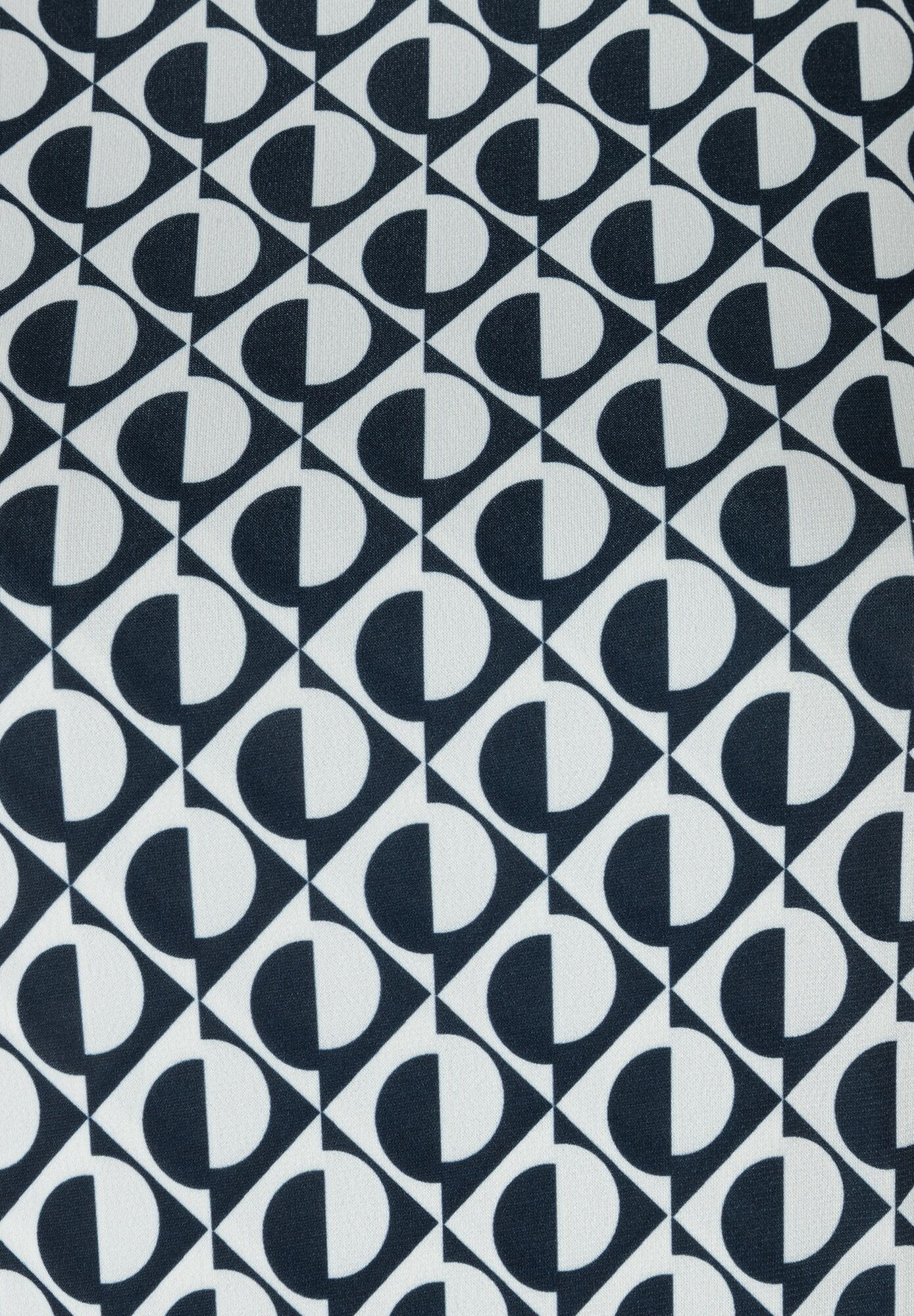 Nahaufnahme von MORE & MORE Oberteil mit geometrischem Muster aus Halbkreisen und Dreiecken in Dunkelblau und Weiß. Nahaufnahme von MORE & MORE Oberteil mit geometrischem Muster aus Halbkreisen und Dreiecken in Dunkelblau und Weiß.