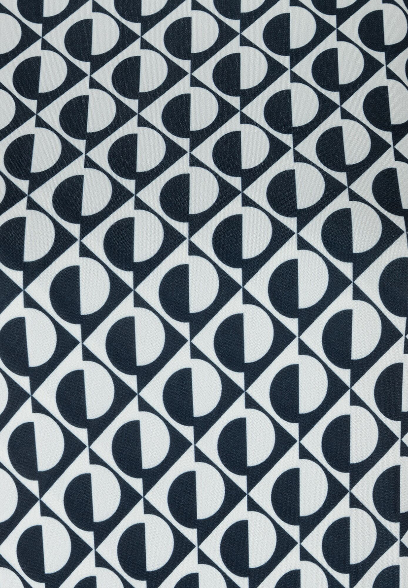Nahaufnahme von MORE & MORE Oberteil mit geometrischem Muster aus Halbkreisen und Dreiecken in Dunkelblau und Weiß. Nahaufnahme von MORE & MORE Oberteil mit geometrischem Muster aus Halbkreisen und Dreiecken in Dunkelblau und Weiß.