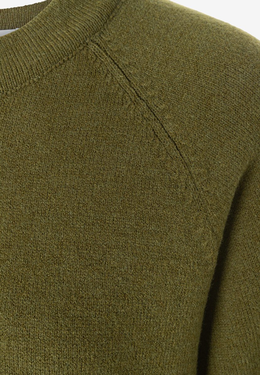 MORE & MORE Pullover: Detailansicht eines grob gestrickten, olivgrünen Pullovers. Der Ausschnitt und Raglanärmel sind sichtbar.