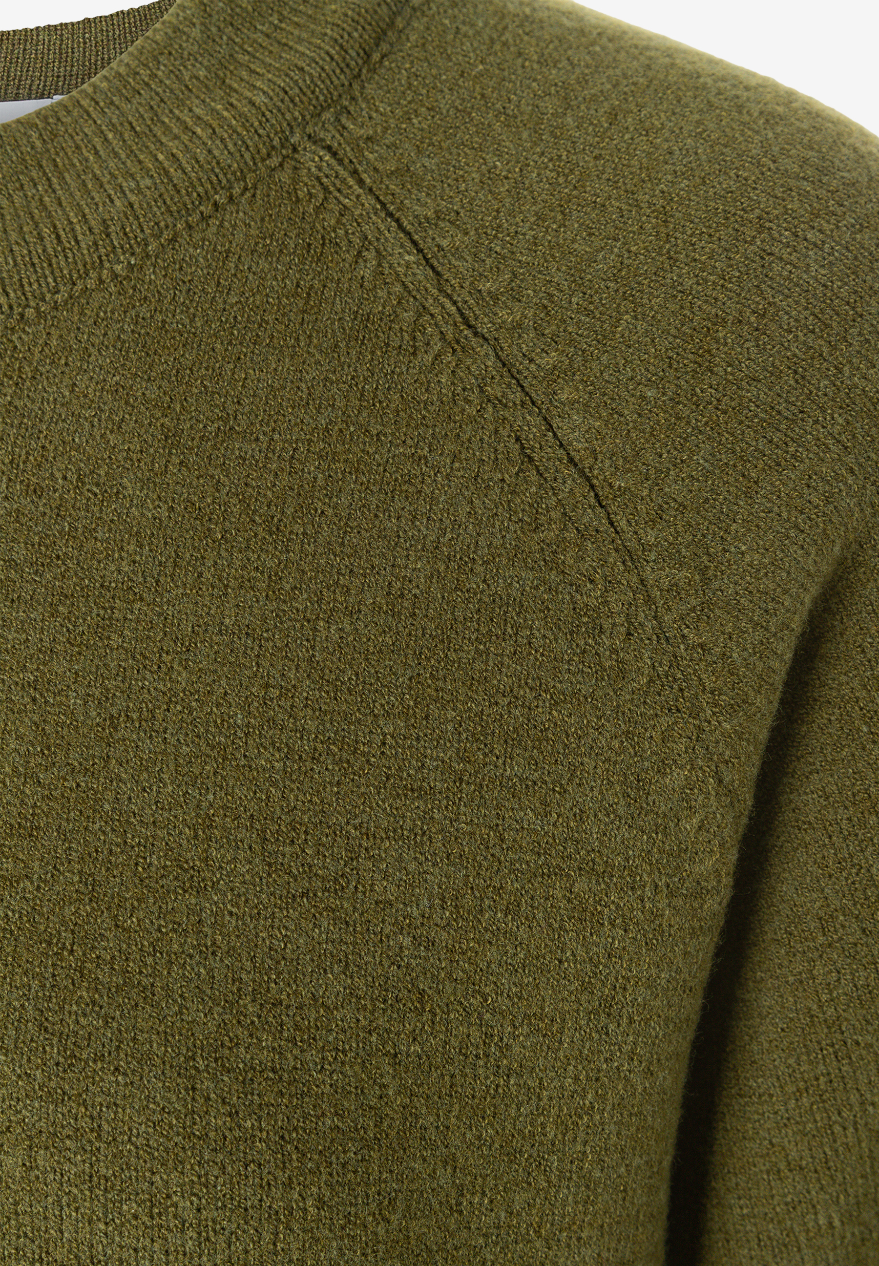 MORE & MORE Pullover: Detailansicht eines grob gestrickten, olivgrünen Pullovers. Der Ausschnitt und Raglanärmel sind sichtbar. MORE & MORE Pullover: Detailansicht eines grob gestrickten, olivgrünen Pullovers. Der Ausschnitt und Raglanärmel sind sichtbar.