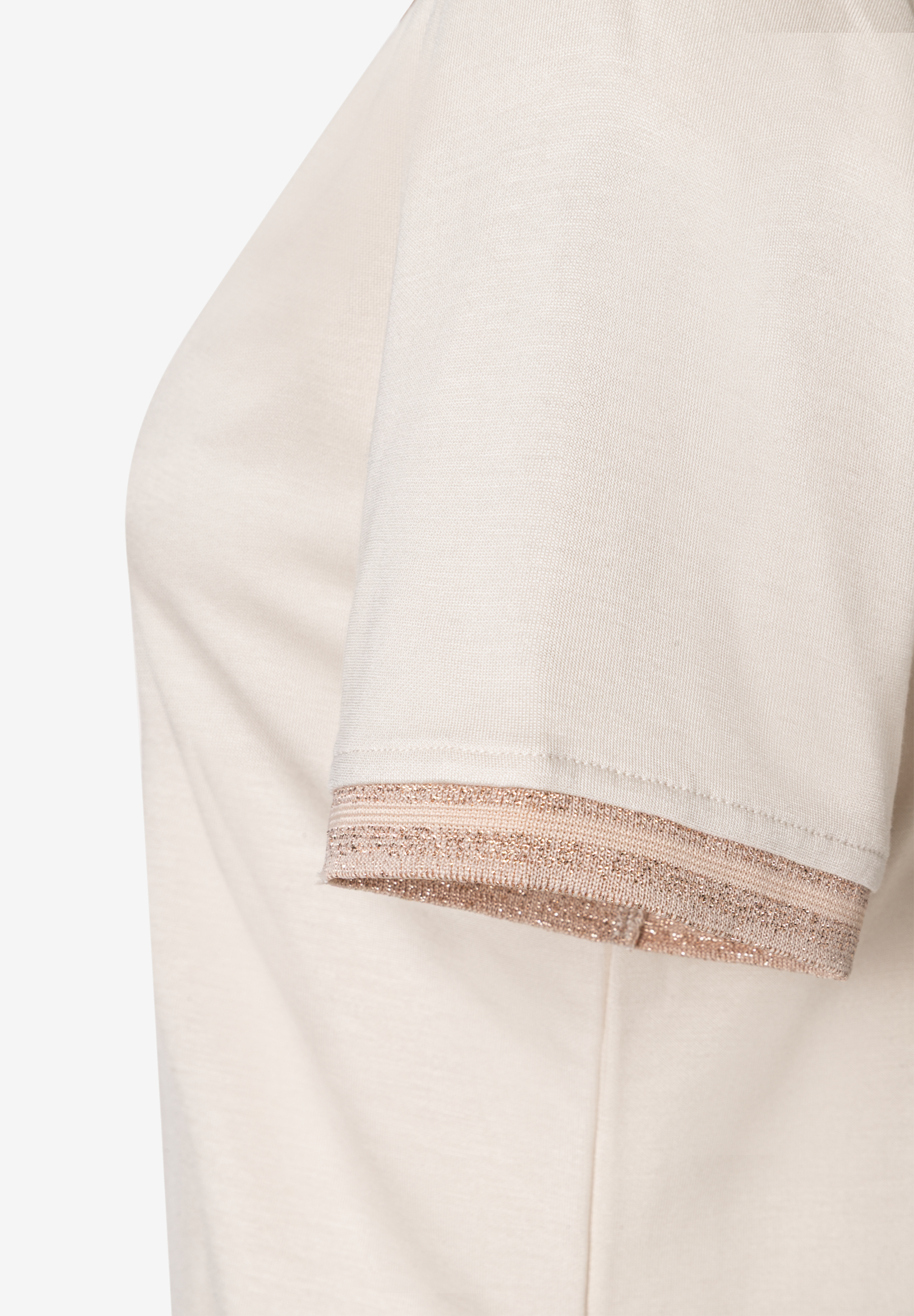 Nahaufnahme eines MORE & MORE Oberteils mit Jersey-Ärmel und elastischem, angenehmem Tragekomfort. Nahaufnahme eines MORE & MORE Oberteils mit Jersey-Ärmel und elastischem, angenehmem Tragekomfort.