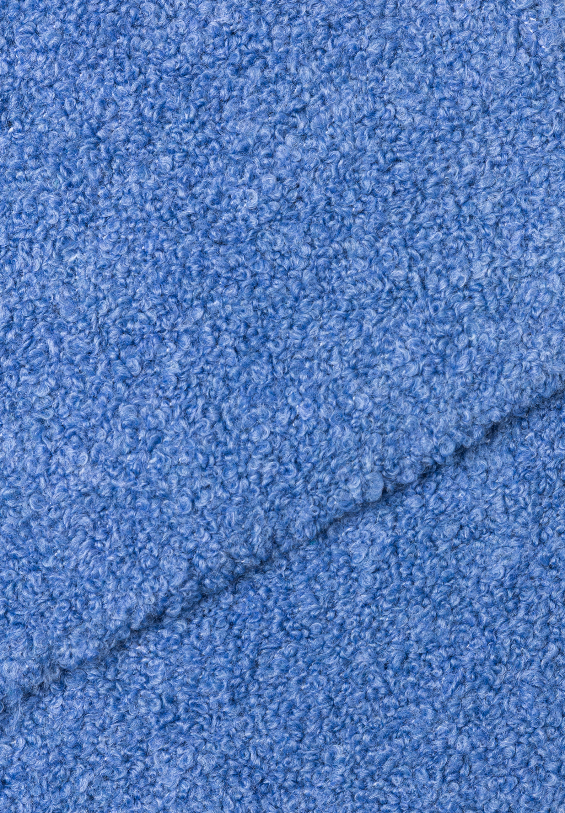 Nahaufnahme eines Accessoires von MORE & MORE, das eine blaue Textur mit Schlaufenflor zeigt. Nahaufnahme eines Accessoires von MORE & MORE, das eine blaue Textur mit Schlaufenflor zeigt.