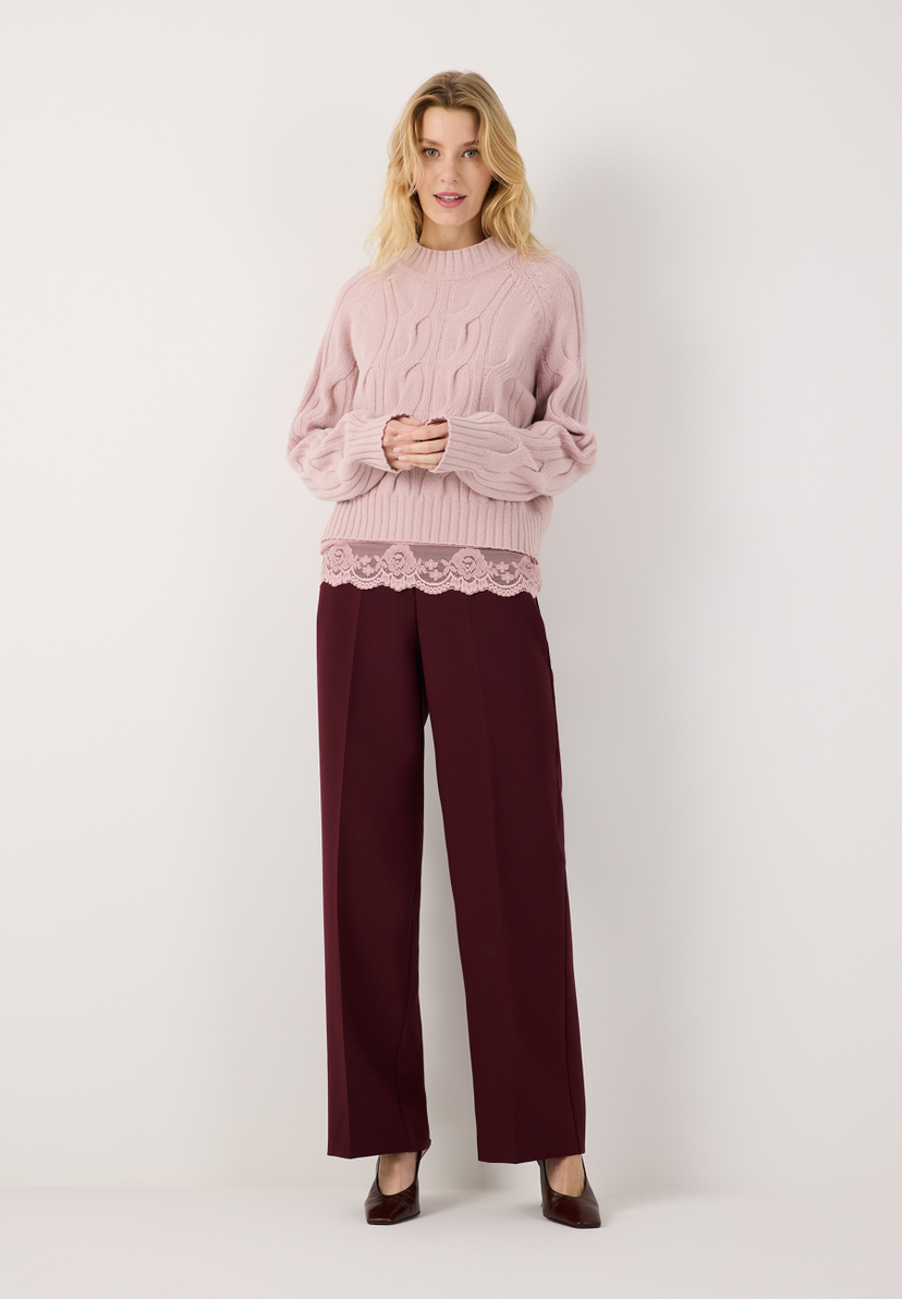 MORE & MORE Pullover in Zopfstrick, rosa, mit weinroter Hose und rosa Spitzen-Top. Model lächelt.