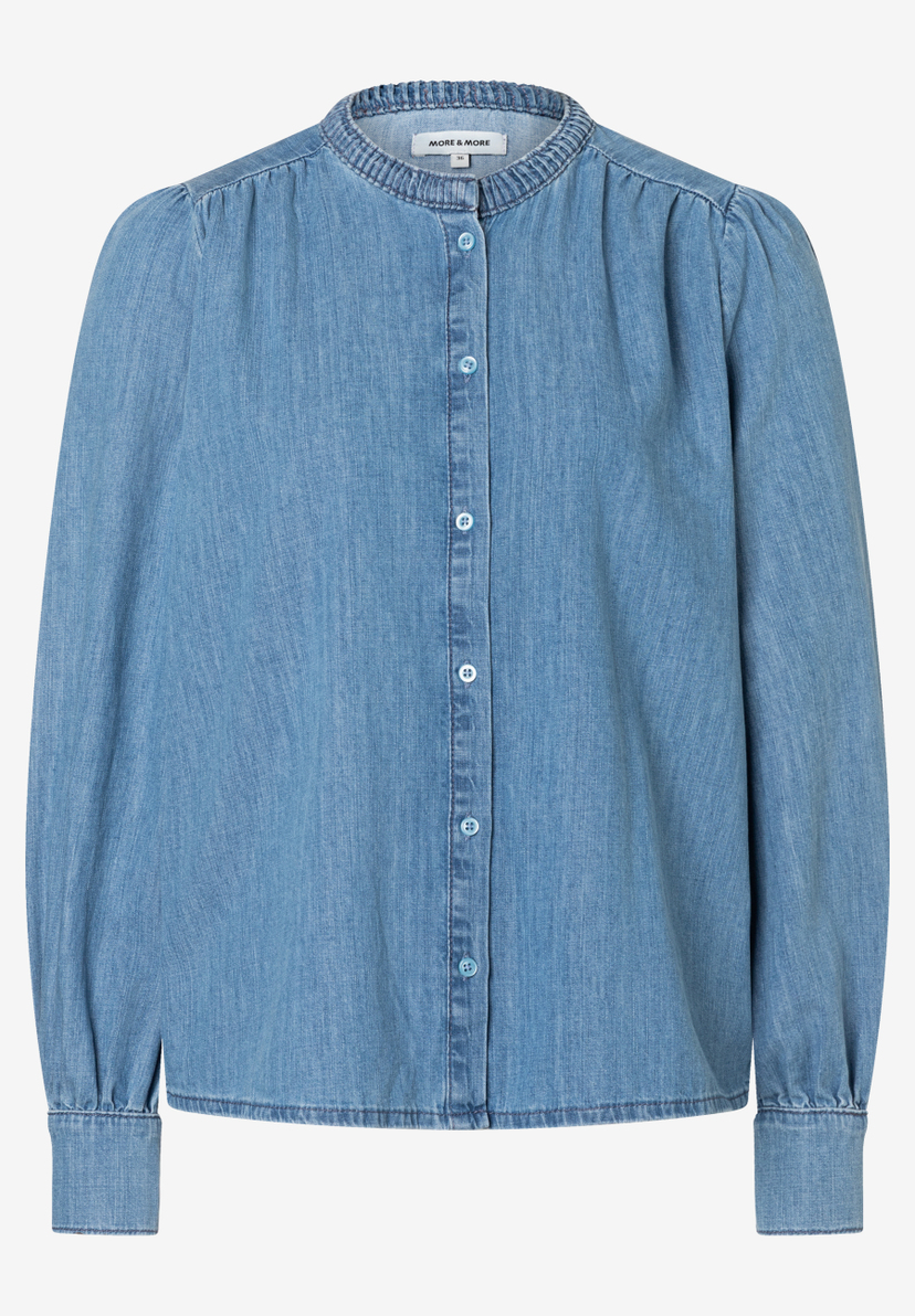 Eine hellblaue Jeansbluse von MORE & MORE mit Knopfleiste und langen Ärmeln. Eine hellblaue Jeansbluse von MORE & MORE mit Knopfleiste und langen Ärmeln.