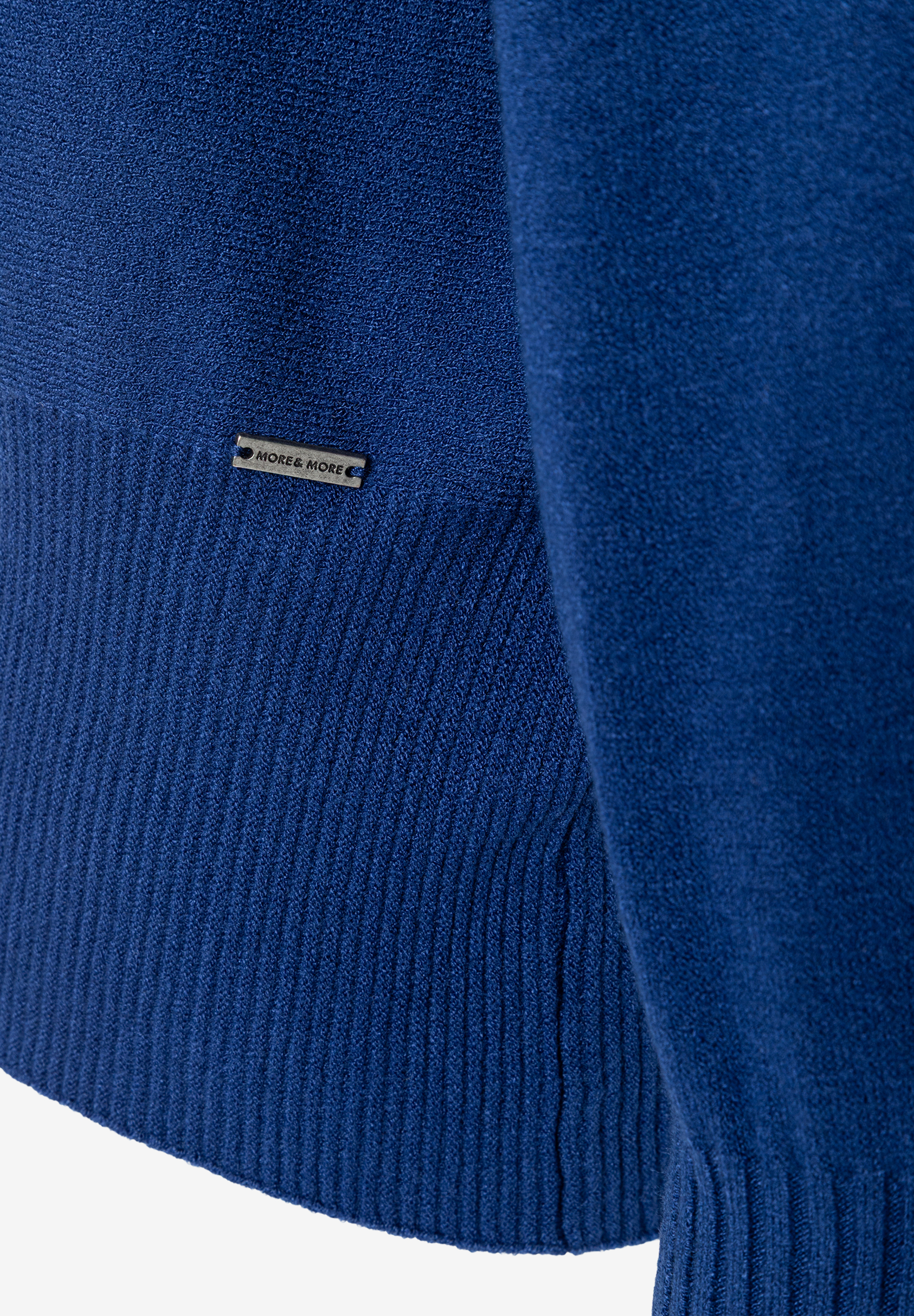 MORE & MORE Feinstrick-Pullover in Royalblau mit Rippbündchen und dezentem Markenlogo am Saum. MORE & MORE Feinstrick-Pullover in Royalblau mit Rippbündchen und dezentem Markenlogo am Saum.