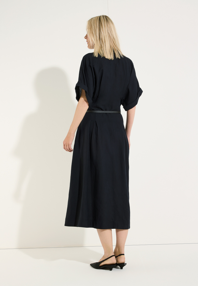 MORE & MORE Kleid in Schwarz, im Rückenansicht, mit kurzen, umgeschlagenen Ärmeln und Gürtel, bis zu den Waden. MORE & MORE Kleid in Schwarz, im Rückenansicht, mit kurzen, umgeschlagenen Ärmeln und Gürtel, bis zu den Waden.