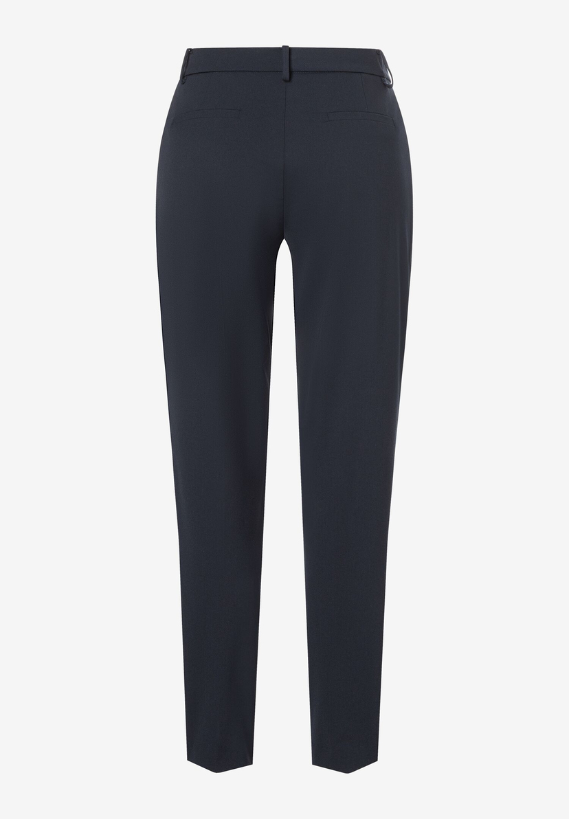 Eine MORE & MORE Hose aus Gabardine-Stretch, von vorne fotografiert. Eine MORE & MORE Hose aus Gabardine-Stretch, von vorne fotografiert.