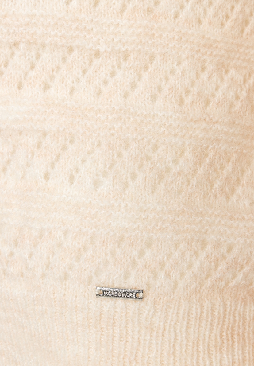 MORE & MORE Pullover. Nahaufnahme beiger Strickware, die ein abstraktes Muster zeigt, mit einem silbernen Logo unten. MORE & MORE Pullover. Nahaufnahme beiger Strickware, die ein abstraktes Muster zeigt, mit einem silbernen Logo unten.
