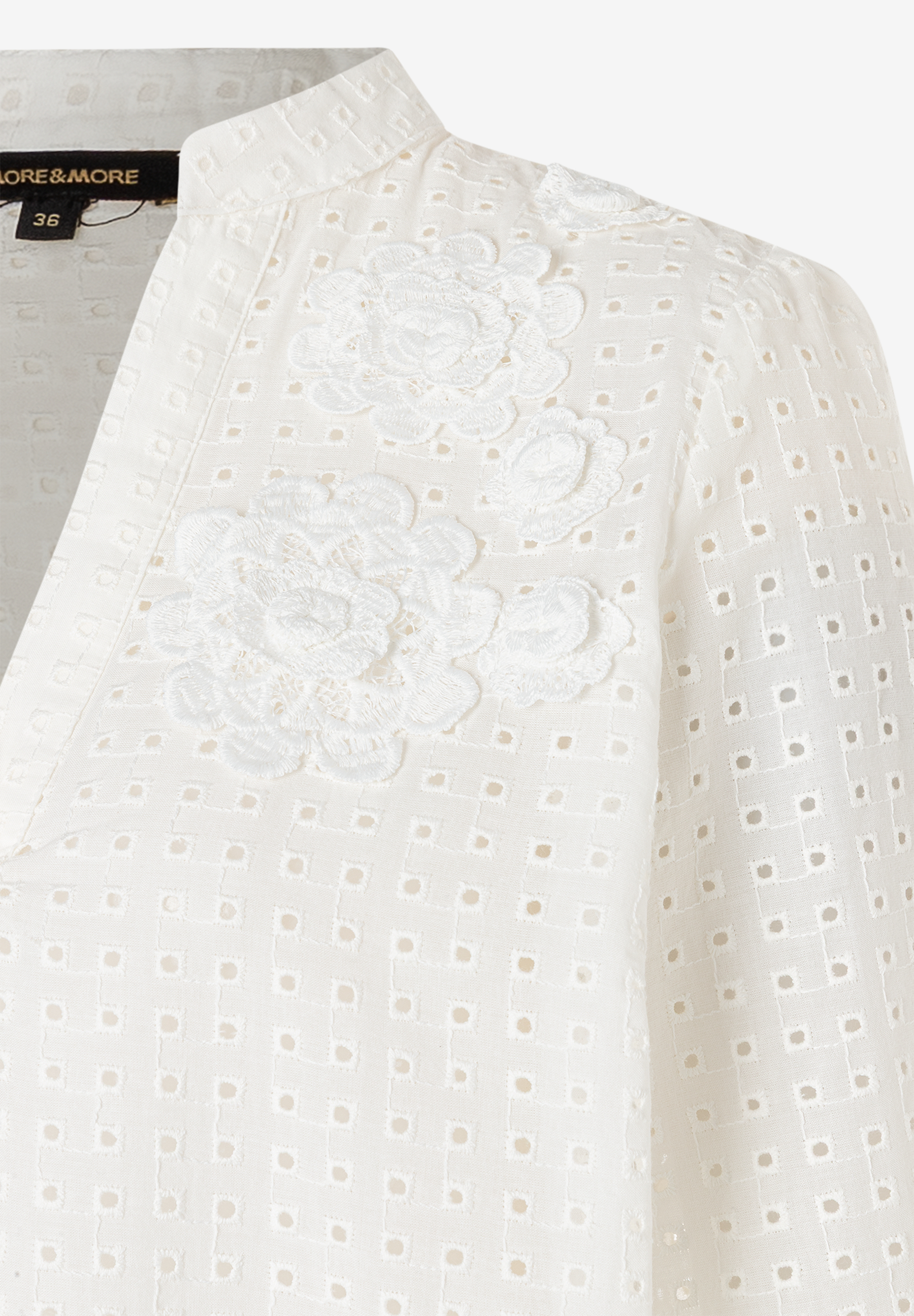 Nahaufnahme einer weißen MORE & MORE Bluse mit Spitzendetails für angenehmen Tragekomfort. Nahaufnahme einer weißen MORE & MORE Bluse mit Spitzendetails für angenehmen Tragekomfort.