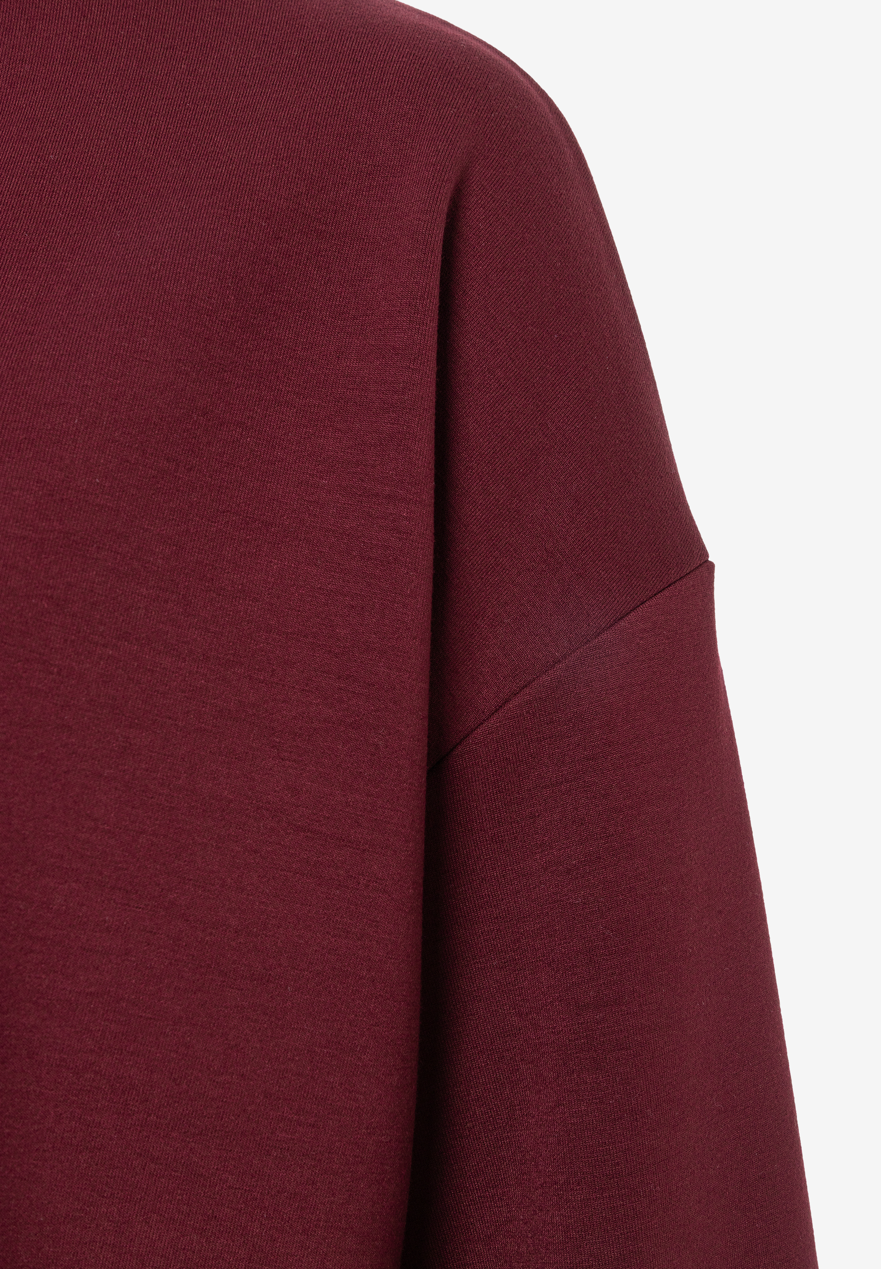 MORE & MORE T-Shirt/Top in Burgunderrot. Detailaufnahme des Schulterbereichs mit Stoffstruktur und Naht. MORE & MORE T-Shirt/Top in Burgunderrot. Detailaufnahme des Schulterbereichs mit Stoffstruktur und Naht.