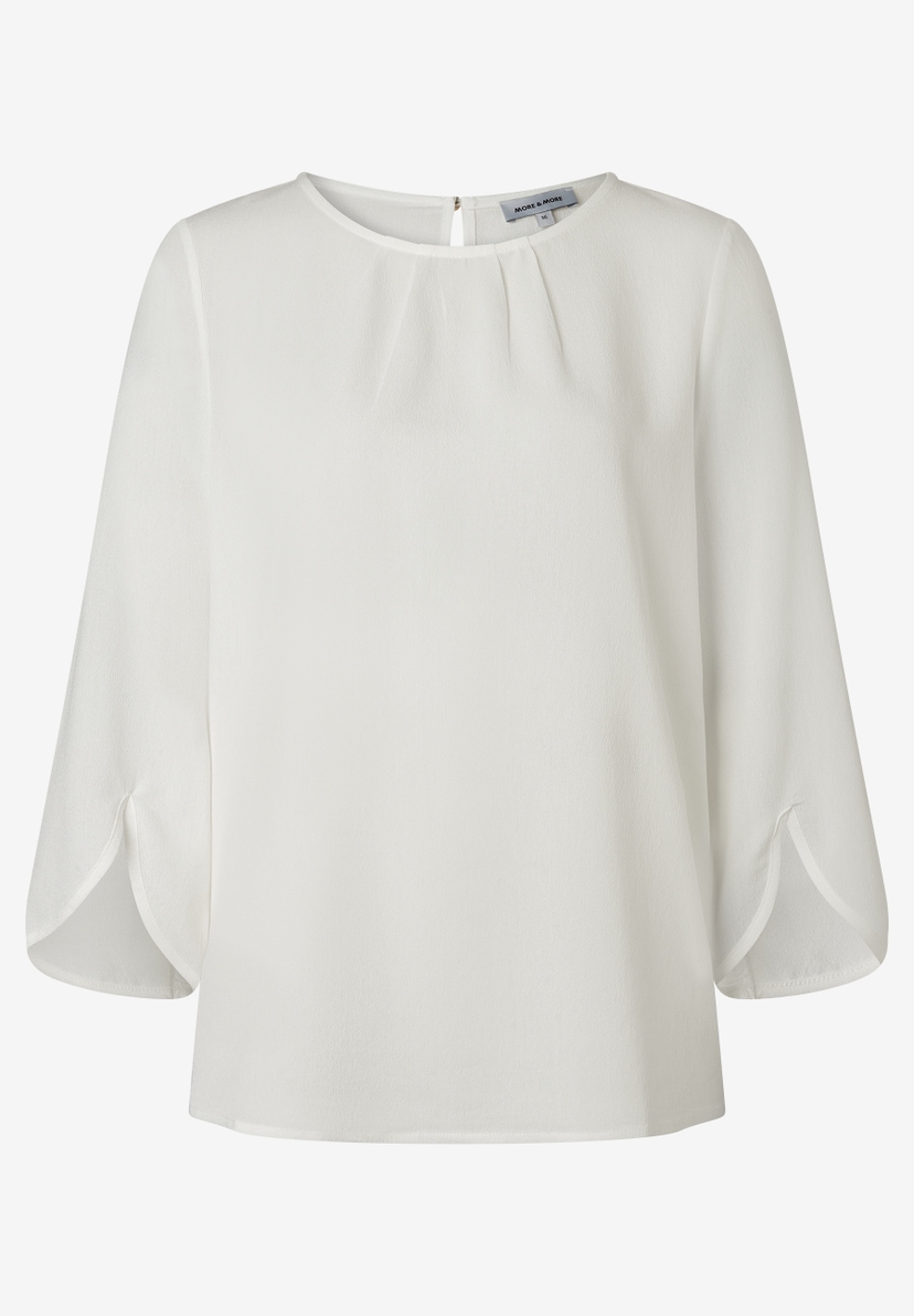 Eine weiße MORE & MORE Bluse mit Dreiviertel-Ärmeln und einem Rundhalsausschnitt. Eine weiße MORE & MORE Bluse mit Dreiviertel-Ärmeln und einem Rundhalsausschnitt.