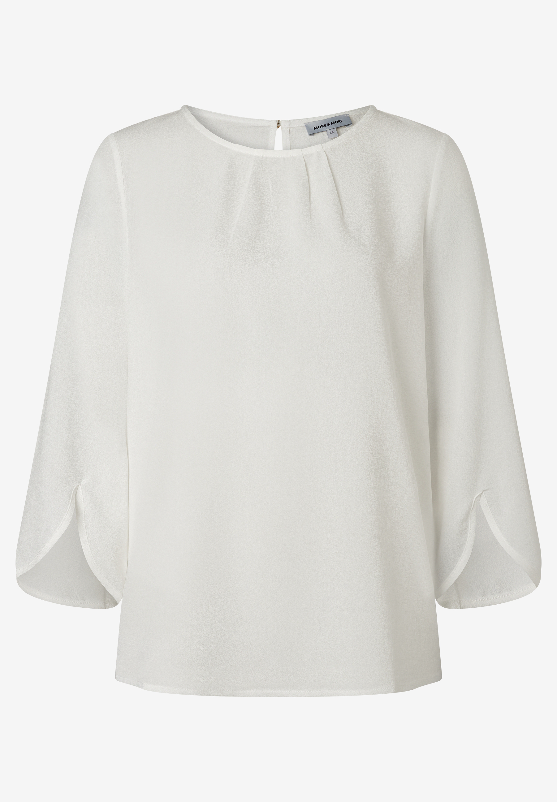 Eine weiße MORE & MORE Bluse mit Dreiviertel-Ärmeln und einem Rundhalsausschnitt. Eine weiße MORE & MORE Bluse mit Dreiviertel-Ärmeln und einem Rundhalsausschnitt.