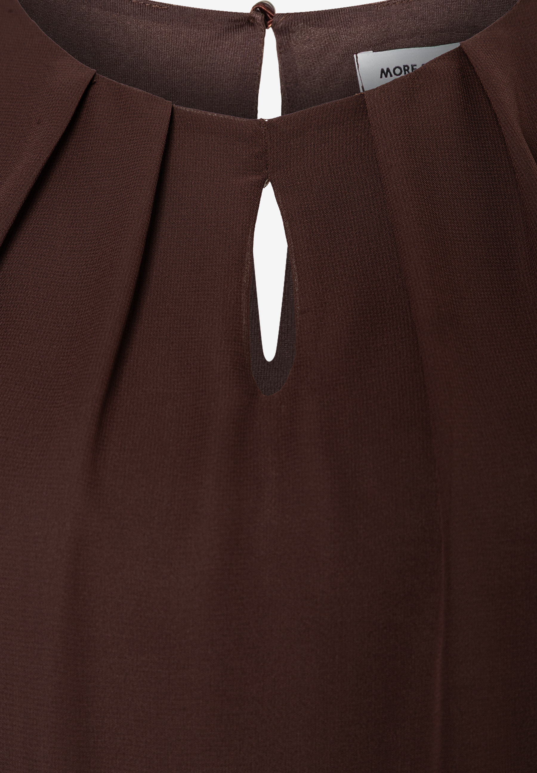MORE & MORE Chiffon-Bluse in Braun mit Schlitz und Faltendetails am Ausschnitt, elastisch für angenehmen Tragekomfort. MORE & MORE Chiffon-Bluse in Braun mit Schlitz und Faltendetails am Ausschnitt, elastisch für angenehmen Tragekomfort.