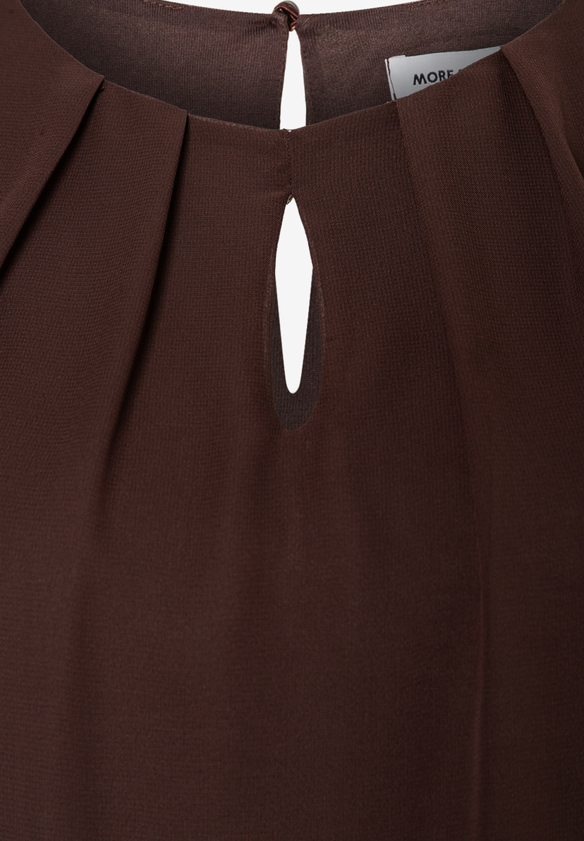 MORE & MORE Chiffon-Bluse in Braun mit Schlitz und Faltendetails am Ausschnitt, elastisch für angenehmen Tragekomfort. MORE & MORE Chiffon-Bluse in Braun mit Schlitz und Faltendetails am Ausschnitt, elastisch für angenehmen Tragekomfort.