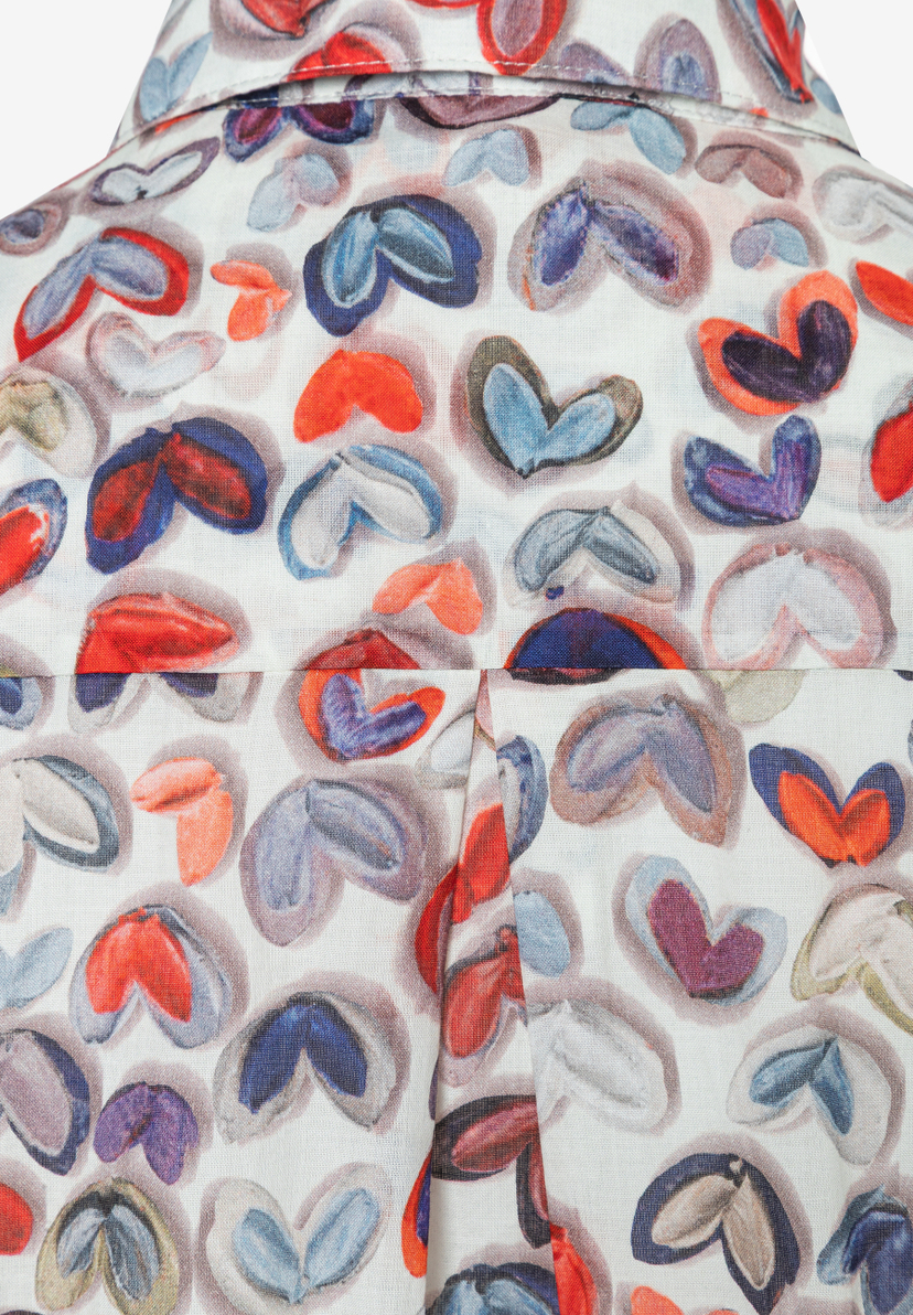 Nahaufnahme einer MORE & MORE Bluse mit abstraktem Muster in Herzform. Nahaufnahme einer MORE & MORE Bluse mit abstraktem Muster in Herzform.