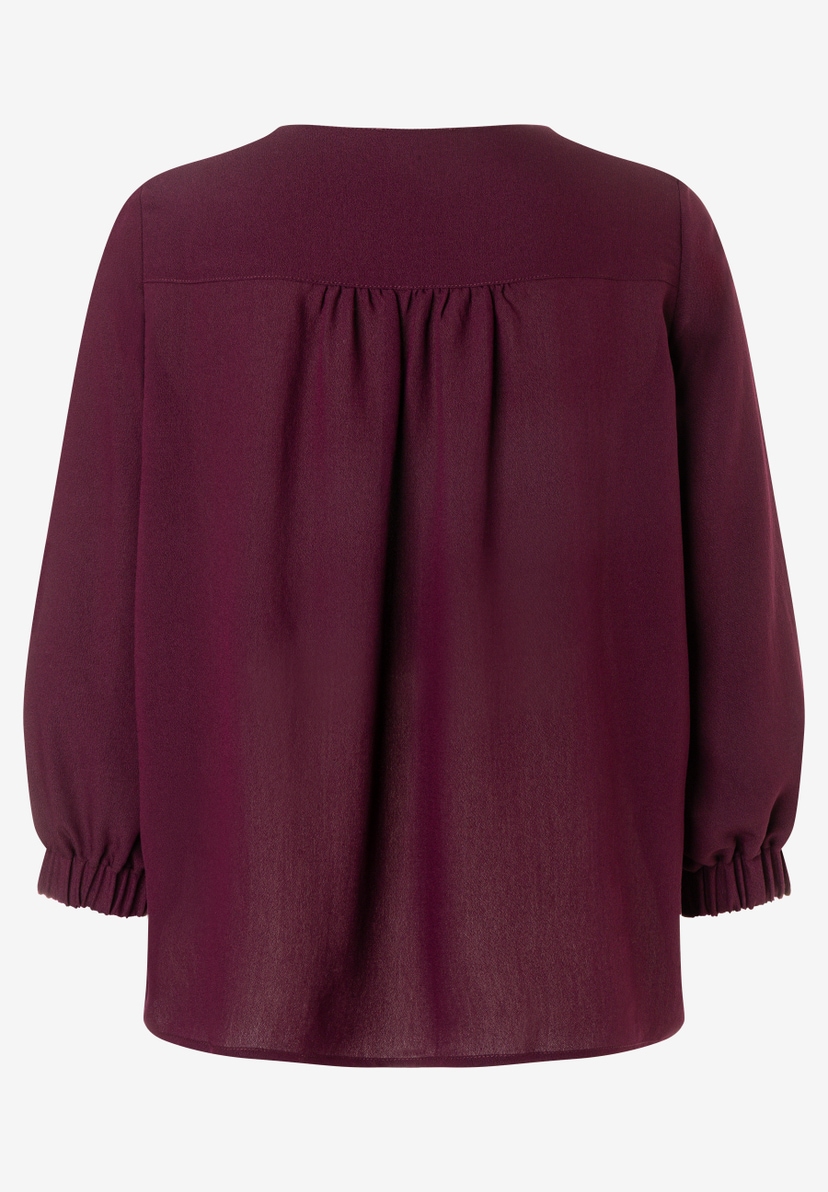 MORE & MORE Bluse in Dunkelrot, Rückansicht mit Raffung im oberen Bereich und an den Ärmelsäumen. MORE & MORE Bluse in Dunkelrot, Rückansicht mit Raffung im oberen Bereich und an den Ärmelsäumen.