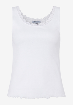 Ein weißes MORE & MORE Top mit Spitze am Ausschnitt.